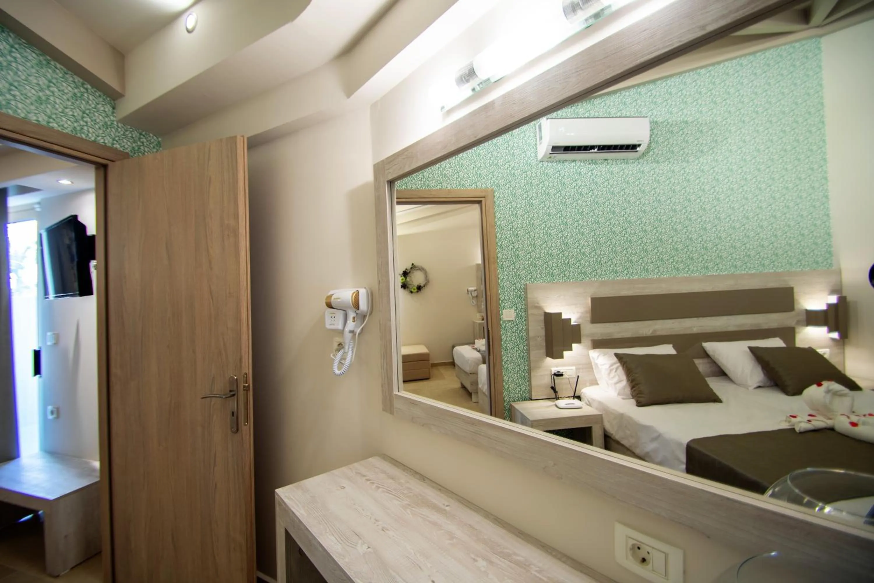 Bedroom, Bed in Paradise Apartments