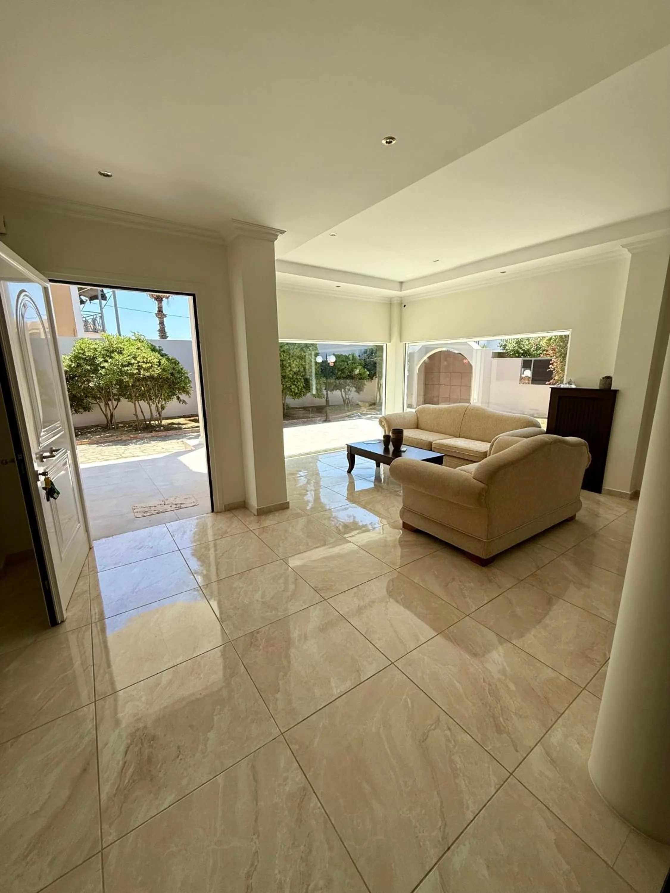 Facade/entrance, Bed in Paradise Apartments