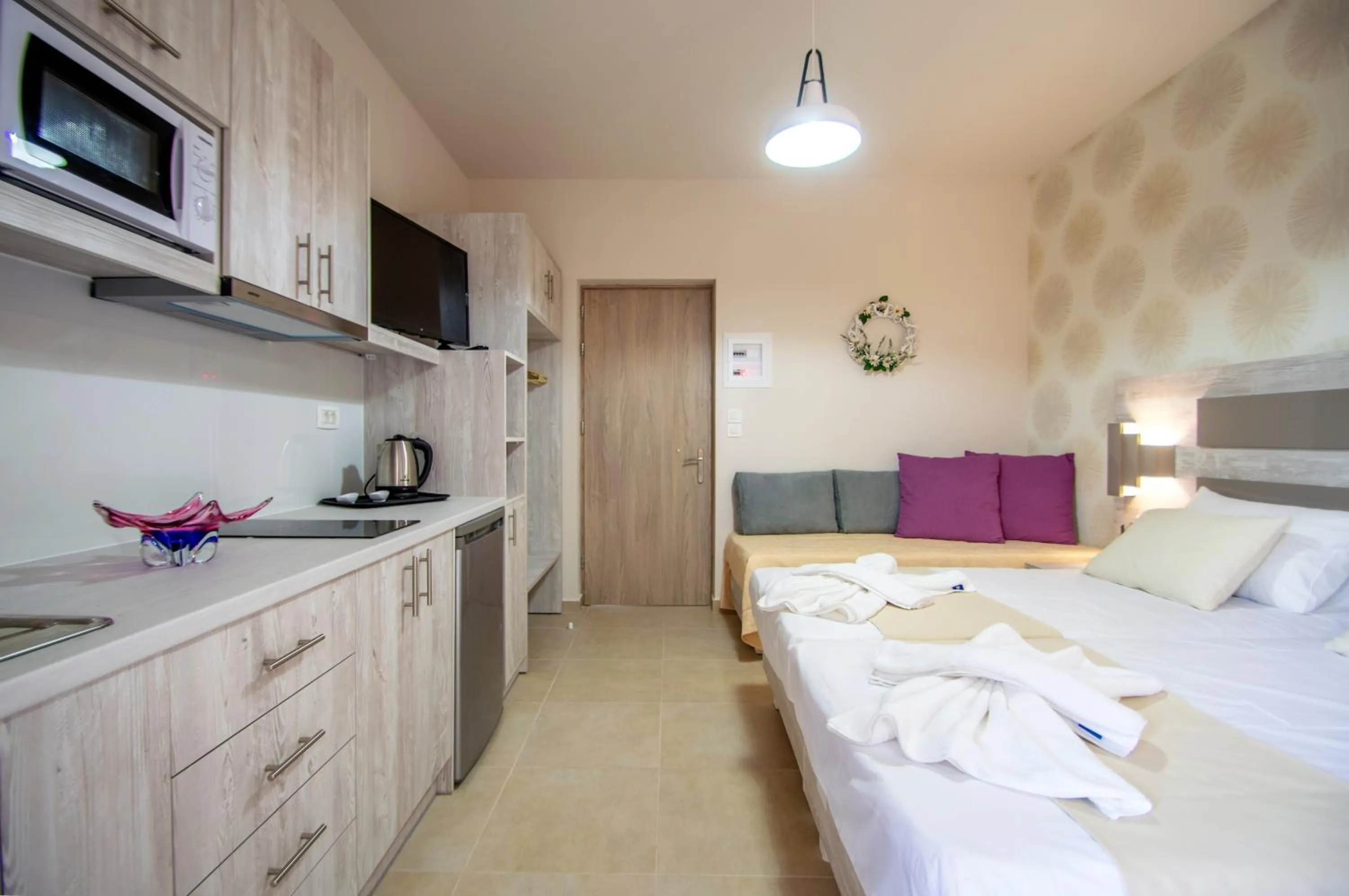 Kitchen or kitchenette, Bed in Paradise Apartments