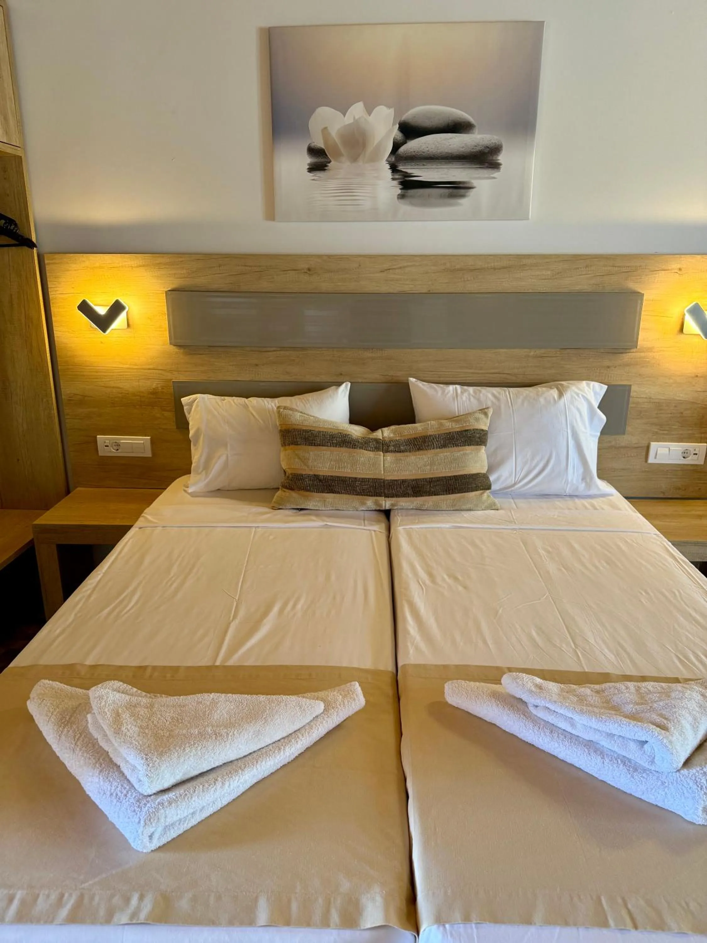 Bed in Paradise Apartments