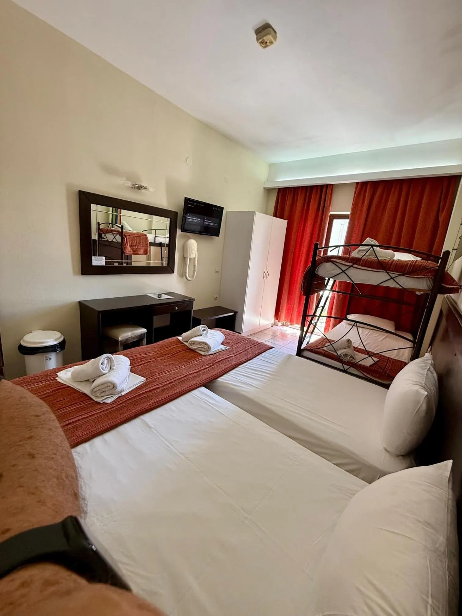 Property building, Bed in Paradise Apartments