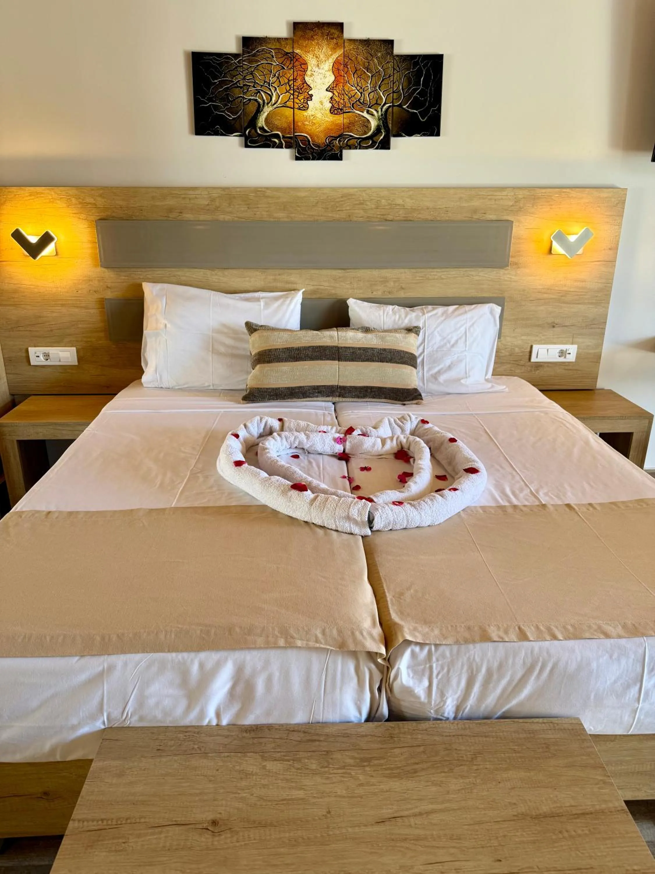 Bed in Paradise Apartments