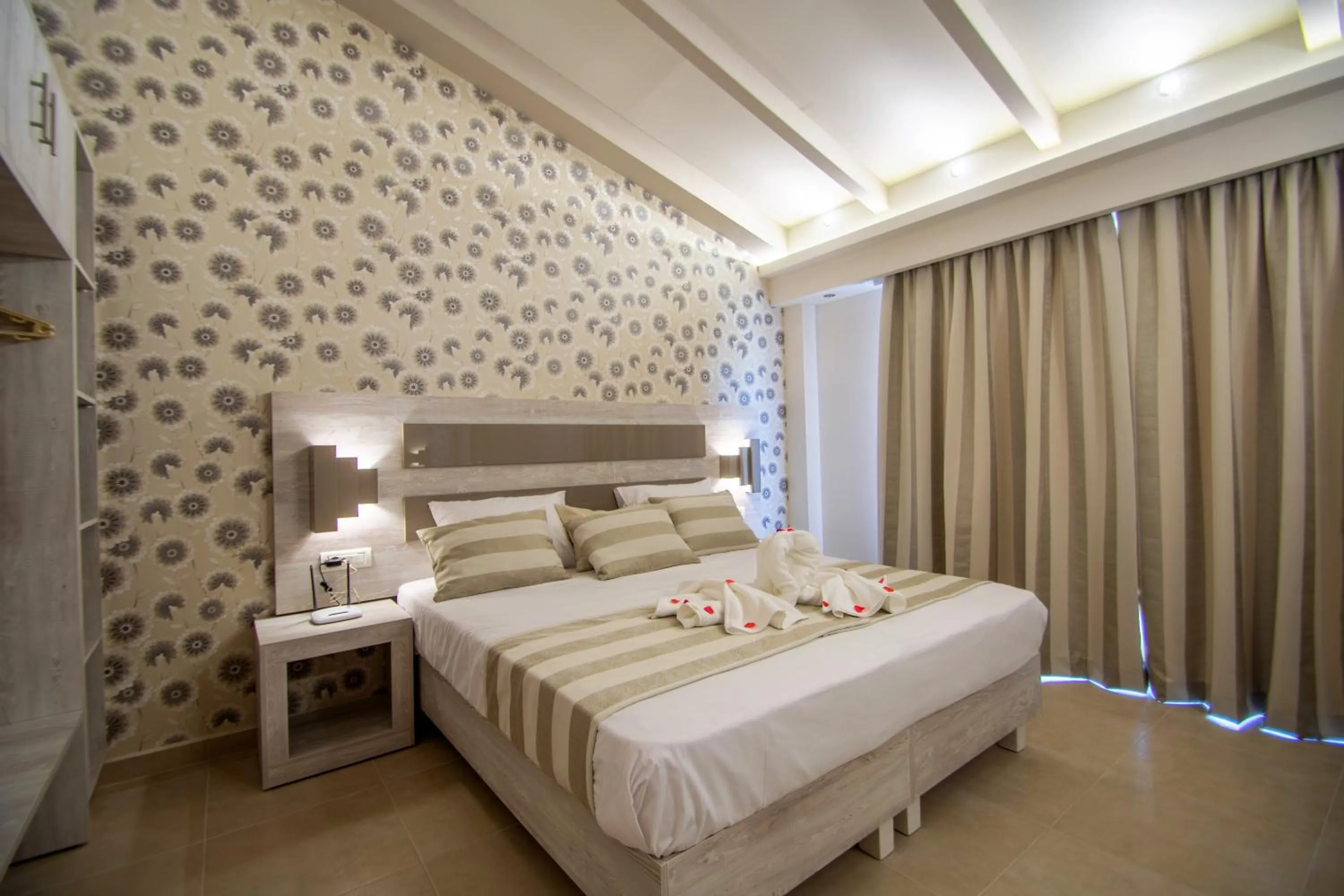 Bedroom, Bed in Paradise Apartments