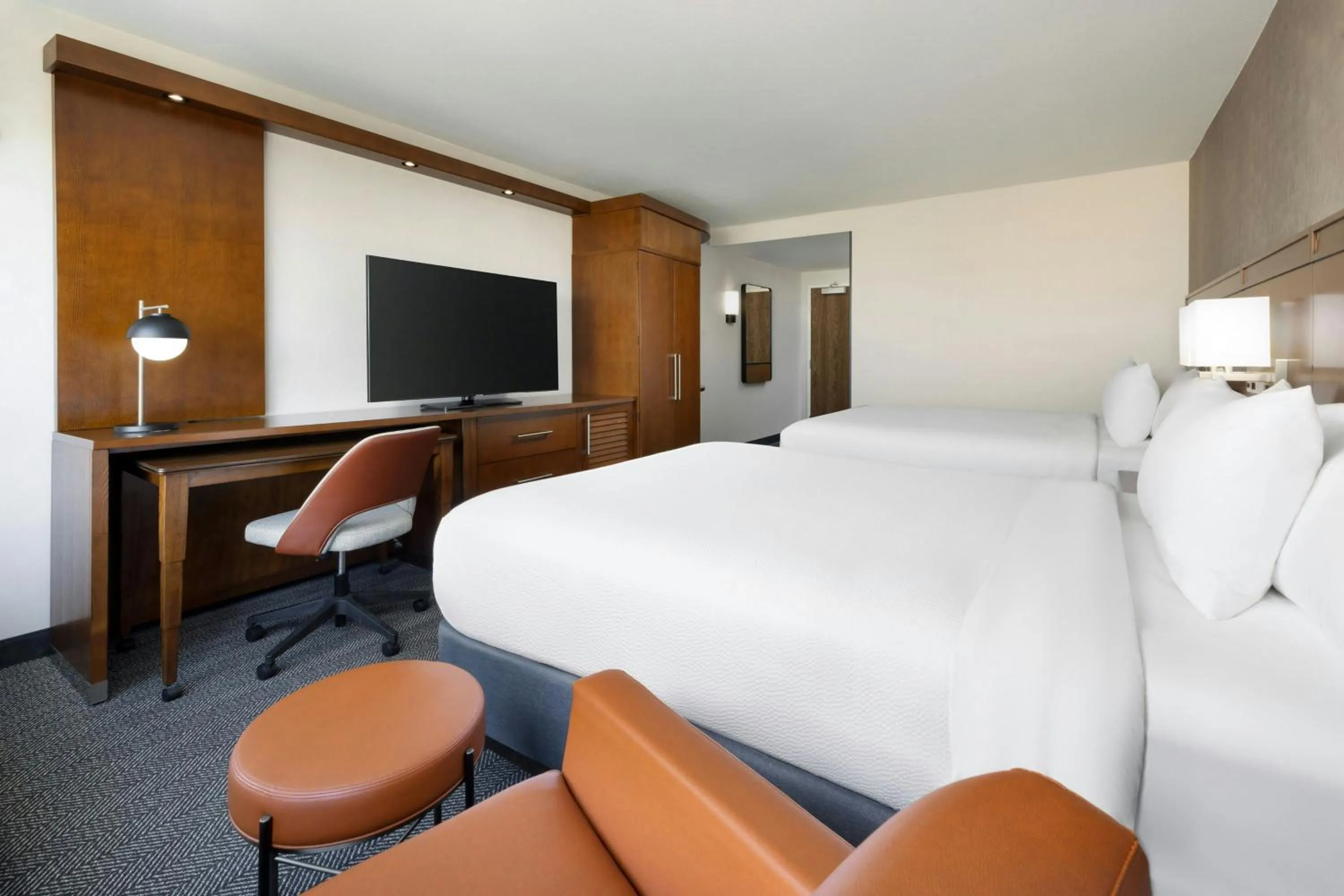 Photo of the whole room, Bed in Courtyard by Marriott Los Angeles Woodland Hills