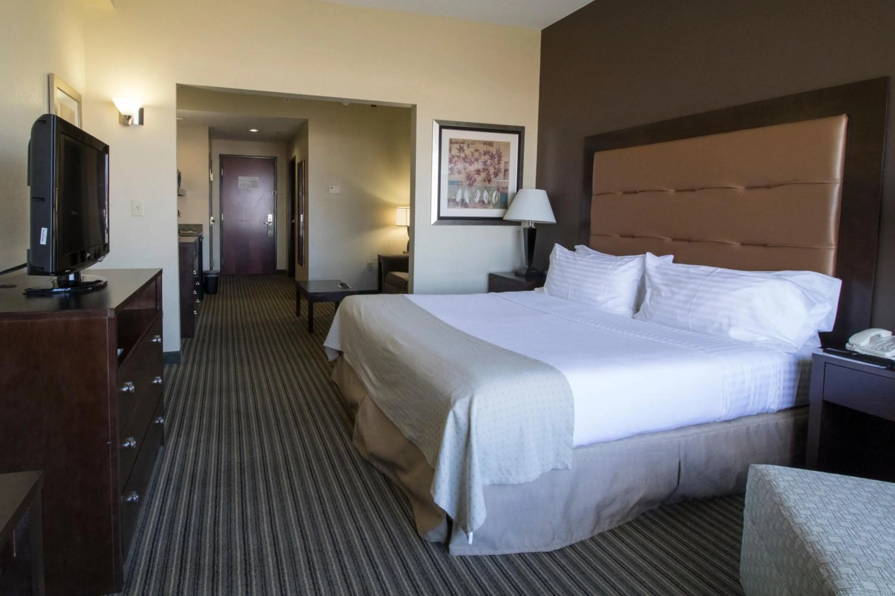 Photo of the whole room, Bed in Holiday Inn Pearl - Jackson Area by IHG