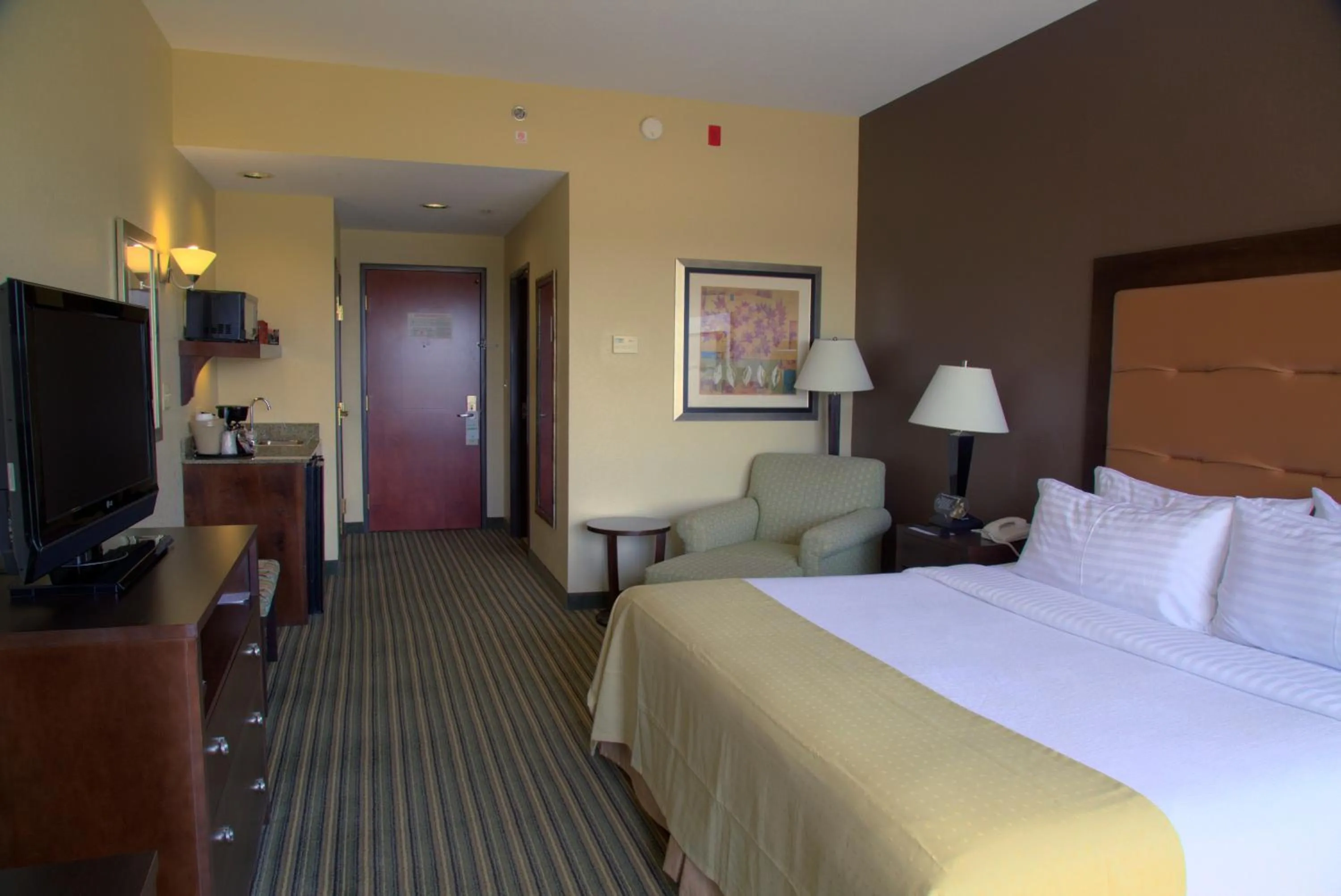 Photo of the whole room, Bed in Holiday Inn Pearl - Jackson Area by IHG