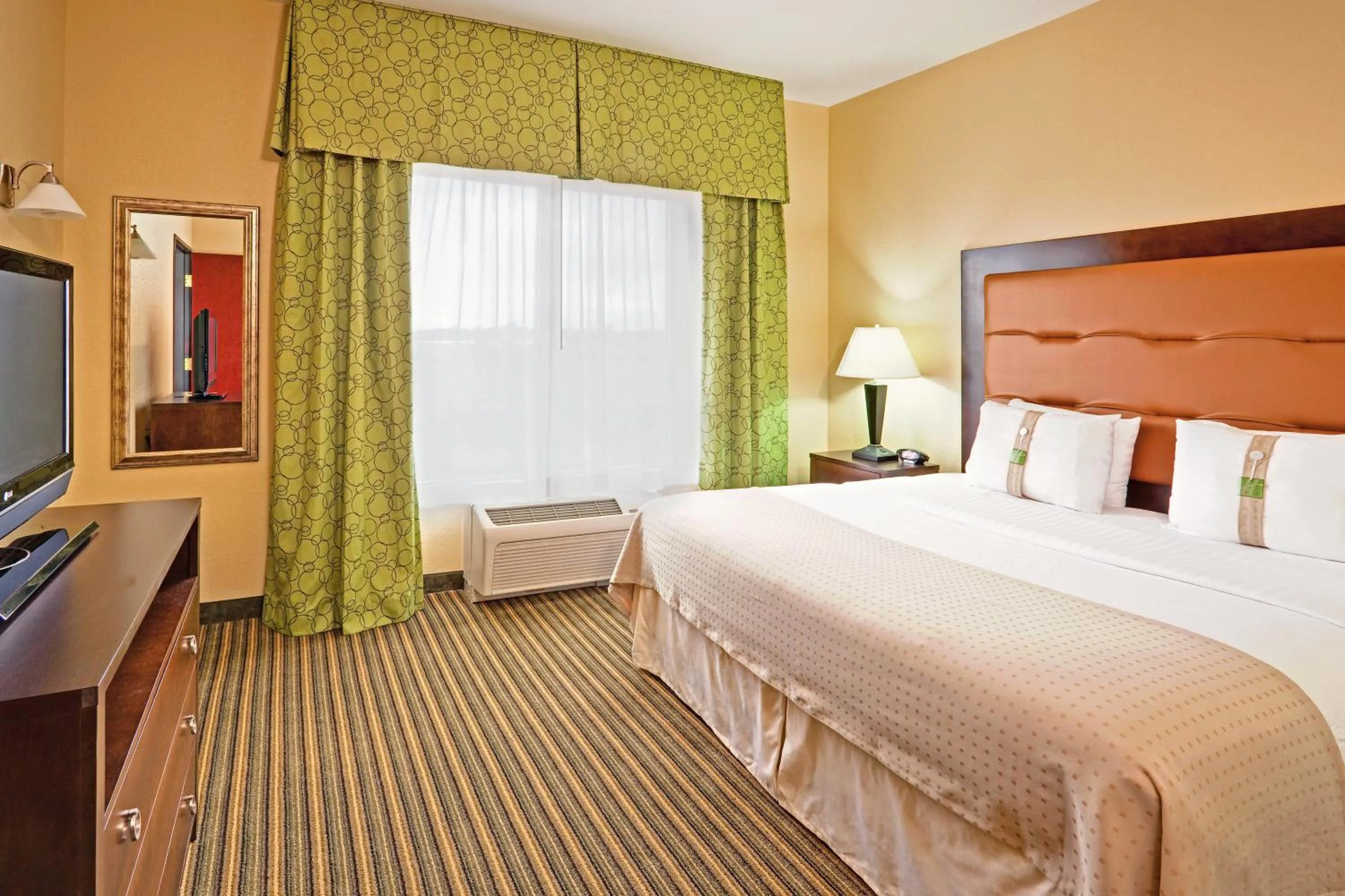 Photo of the whole room, Bed in Holiday Inn Pearl - Jackson Area by IHG