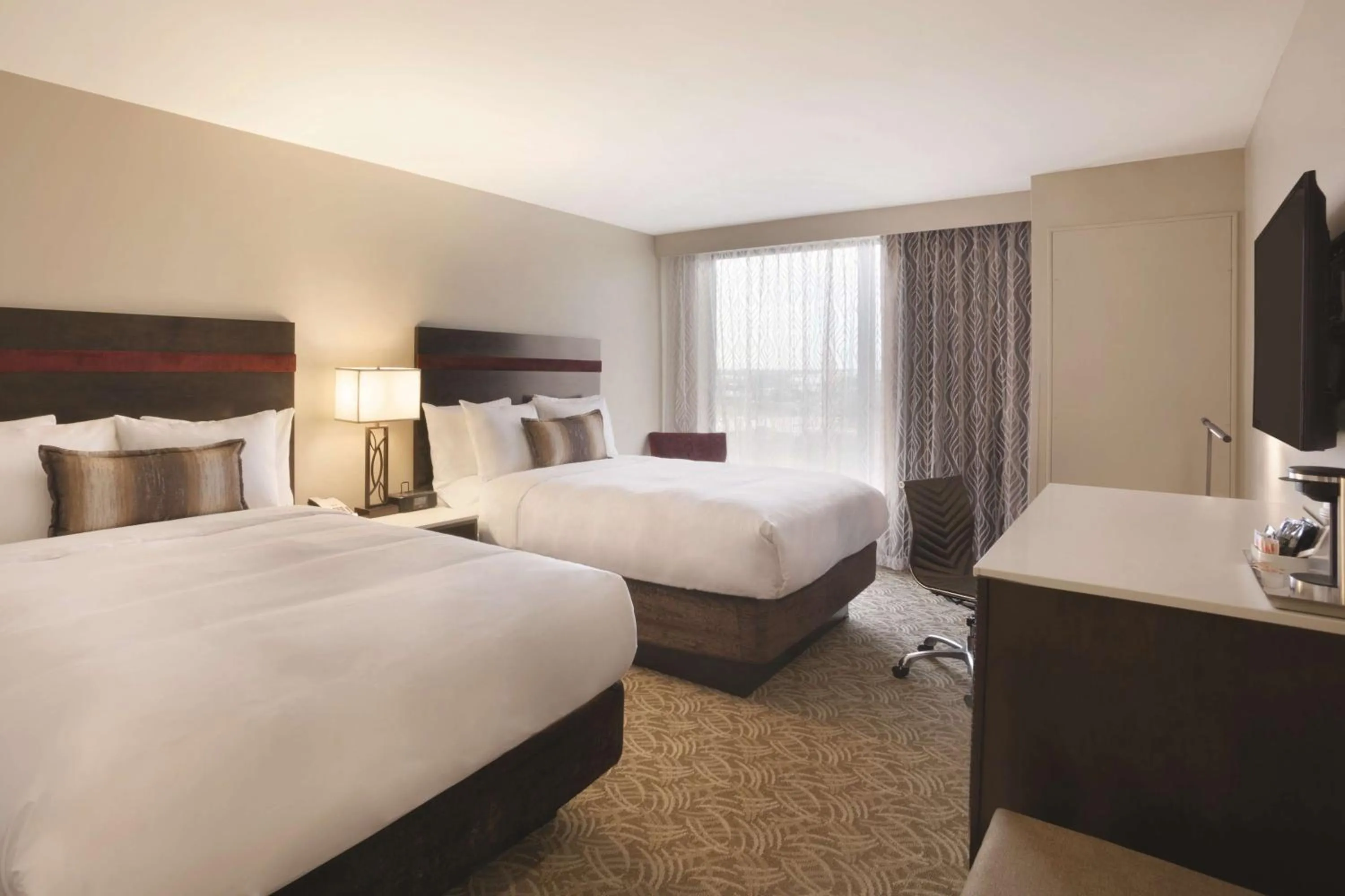 Photo of the whole room, Bed in Holiday Inn Chicago Schaumburg by IHG