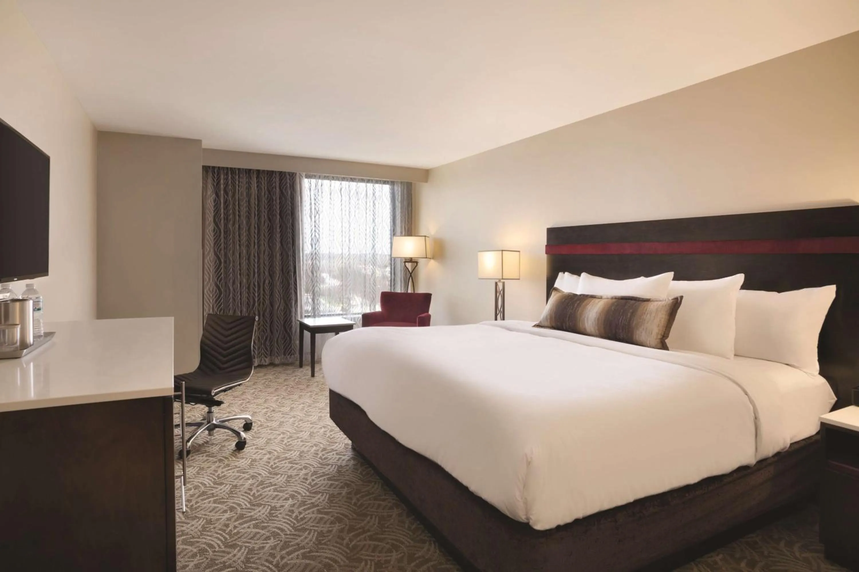 Photo of the whole room, Bed in Holiday Inn Chicago Schaumburg by IHG