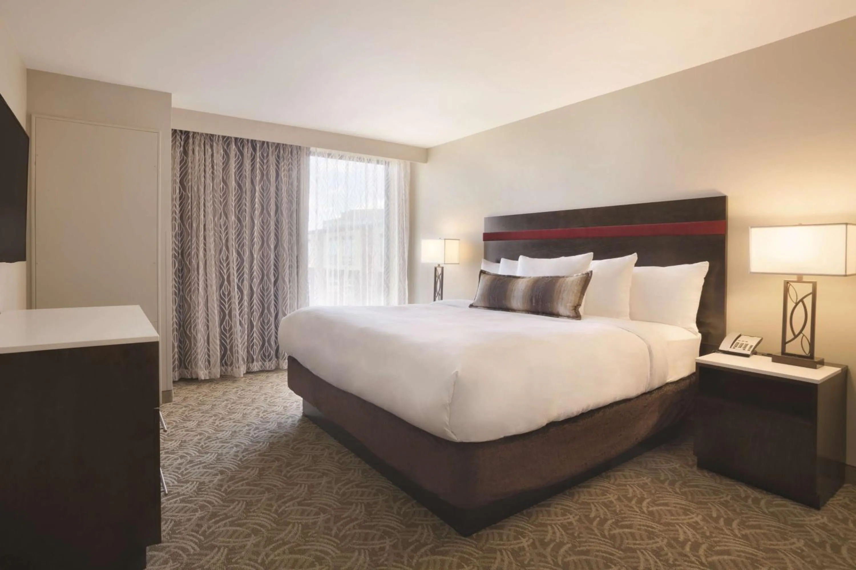 Photo of the whole room, Bed in Holiday Inn Chicago Schaumburg by IHG