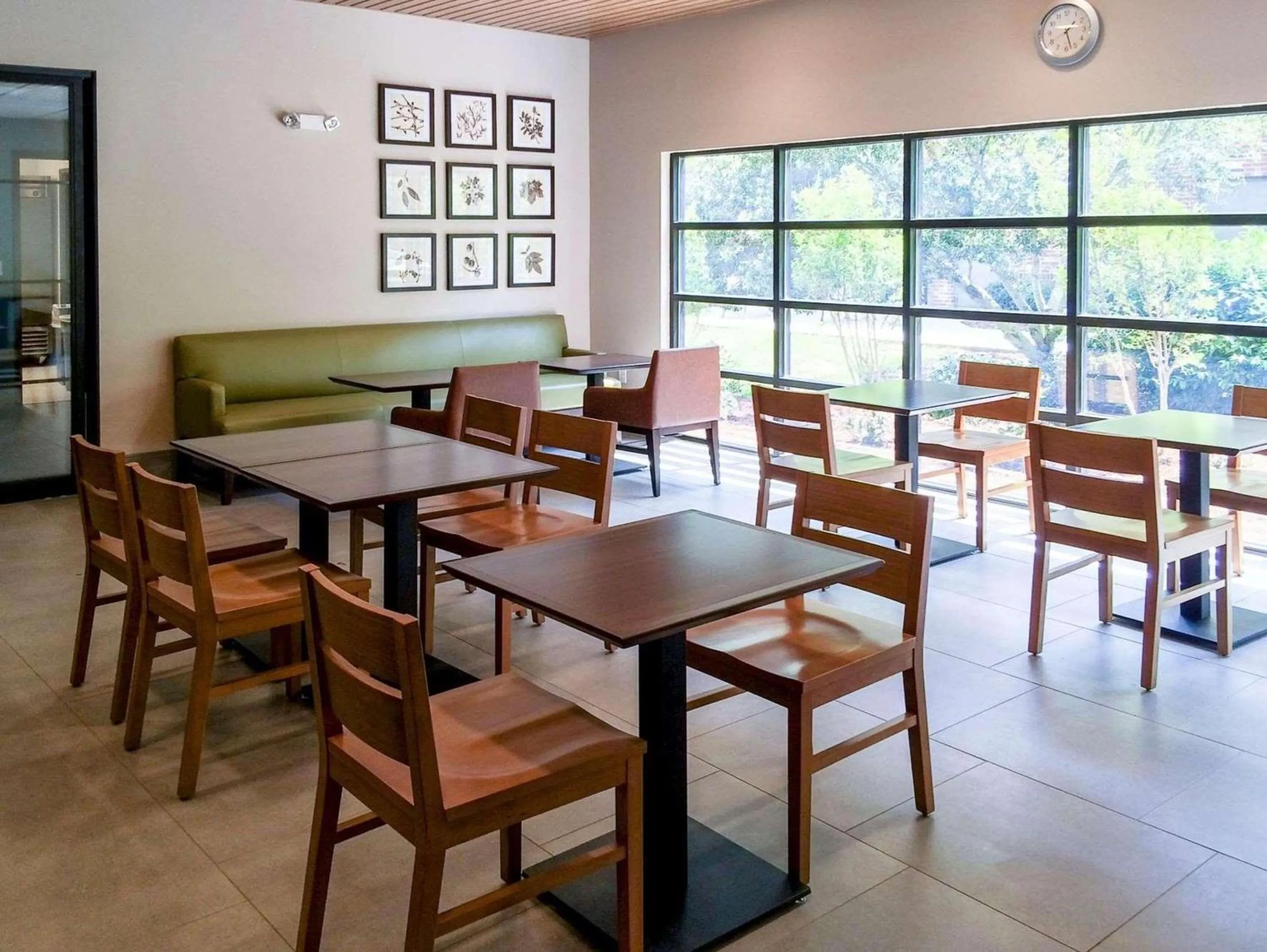 Breakfast in Country Inn & Suites by Radisson, Smithfield-Selma, NC