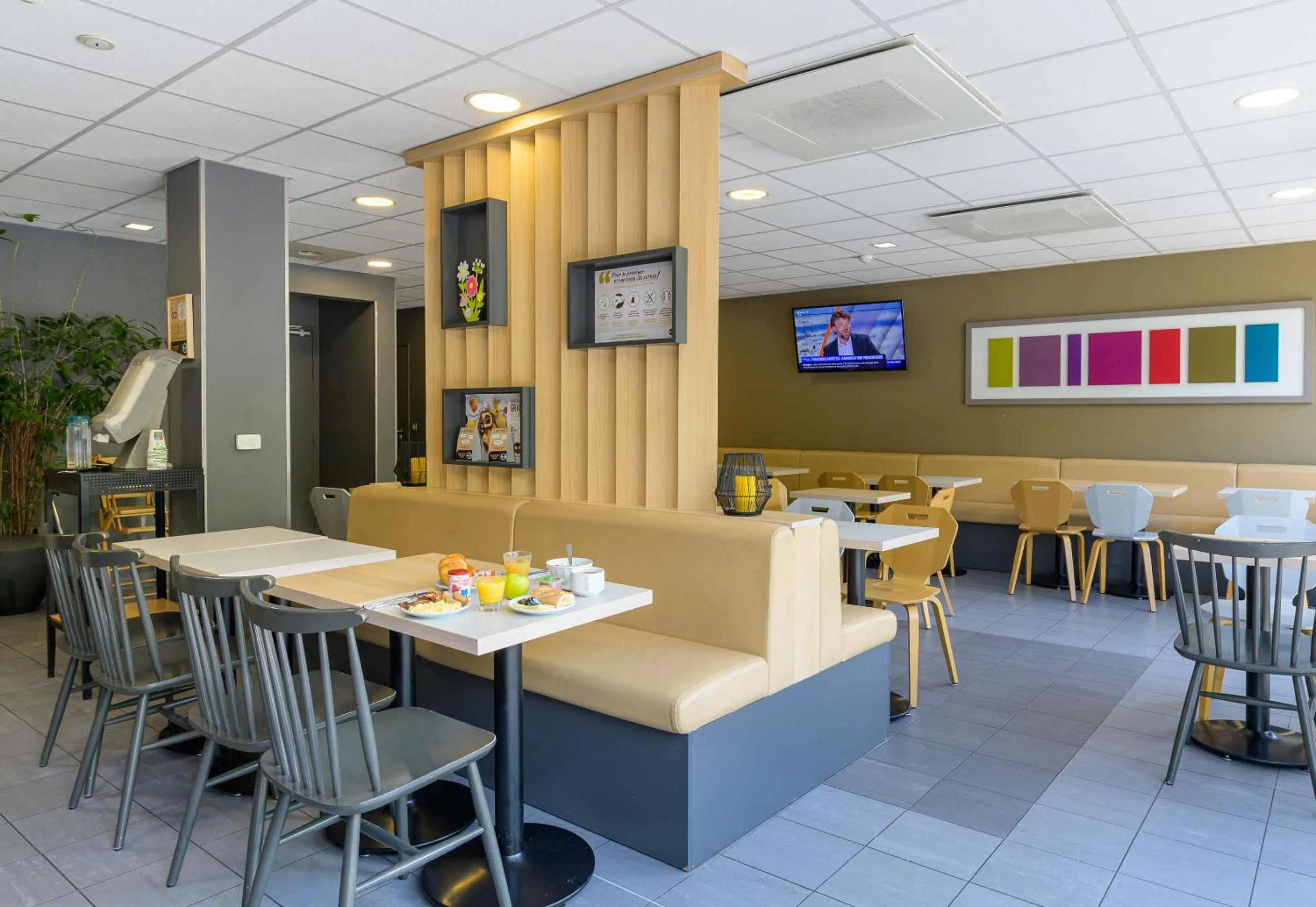 Restaurant/places to eat in B&B HOTEL Marne-La-Vallée Torcy