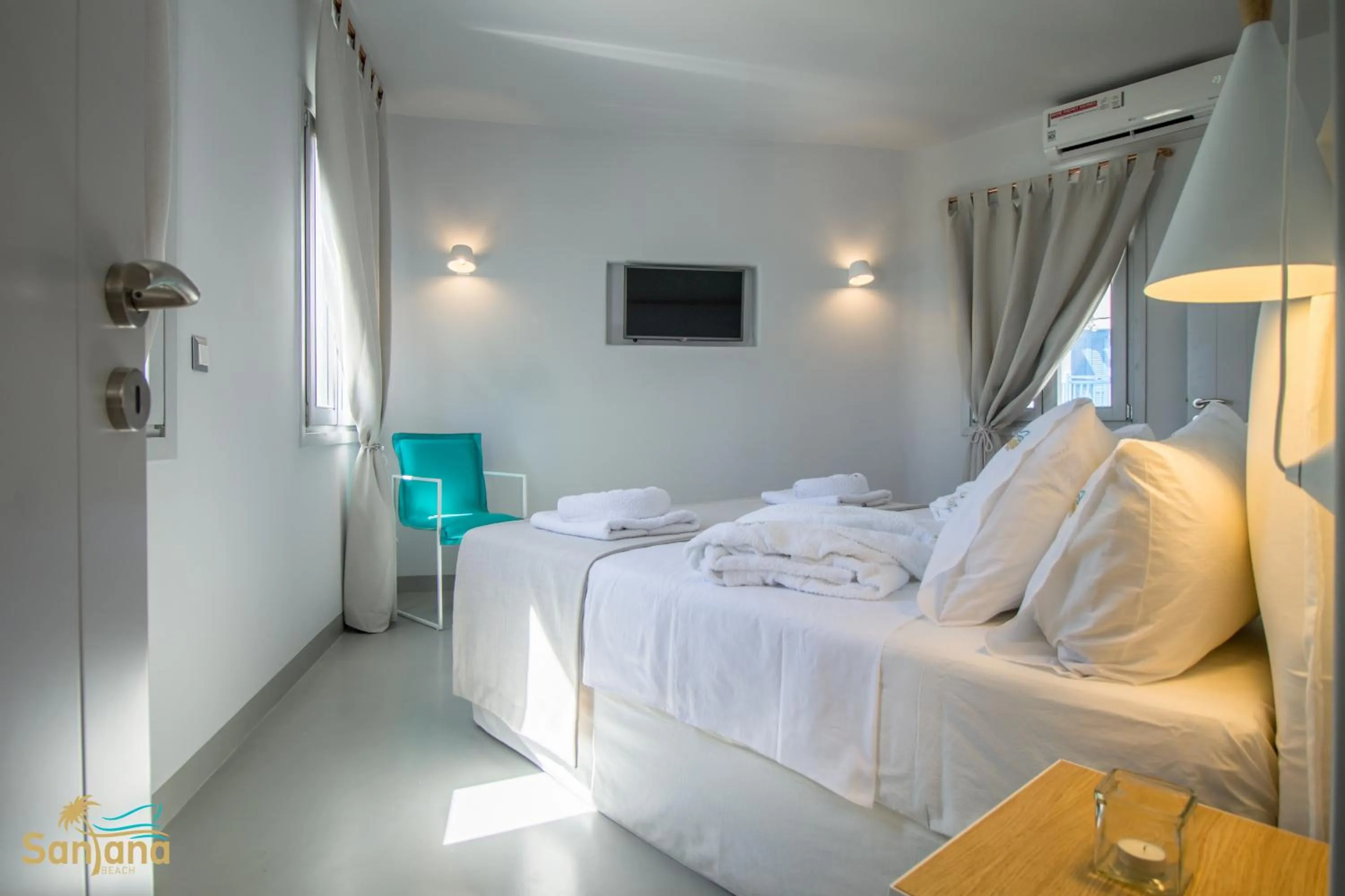 Property building, Bed in Santana Beach