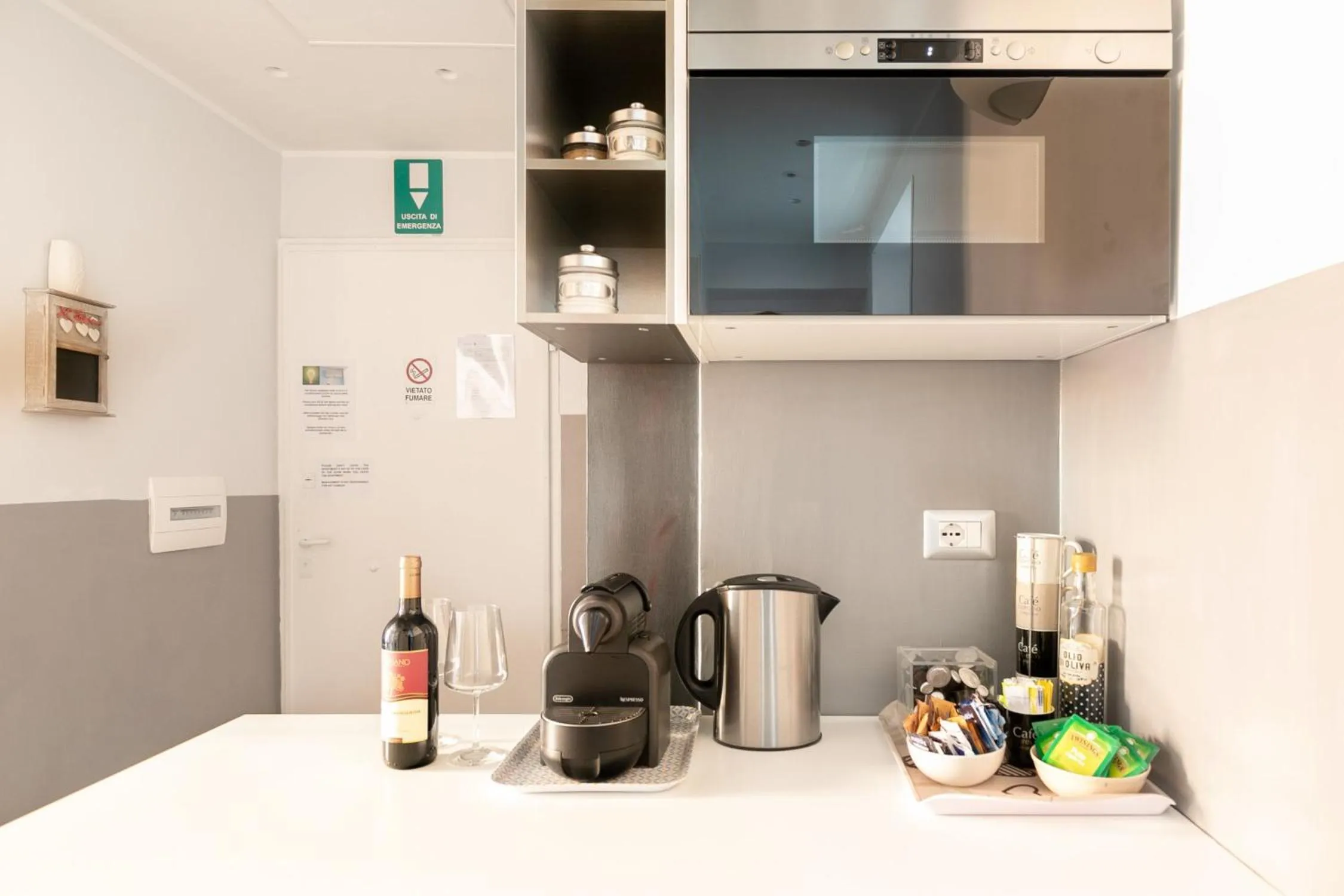 Alcoholic drinks in Living RHome - Condotti Apartment