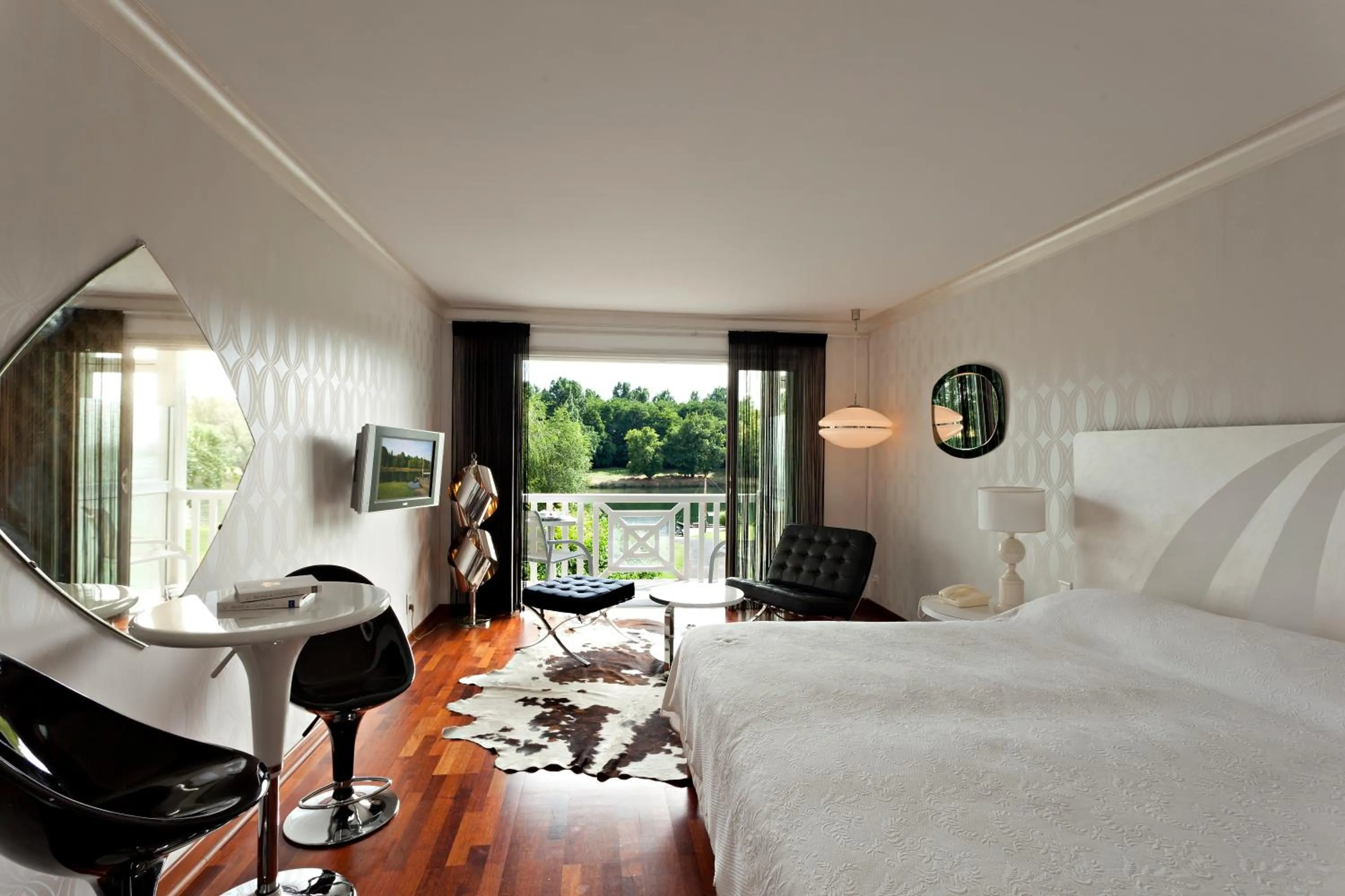 Bedroom, Bed in Relais & Châteaux Hôtel La Réserve