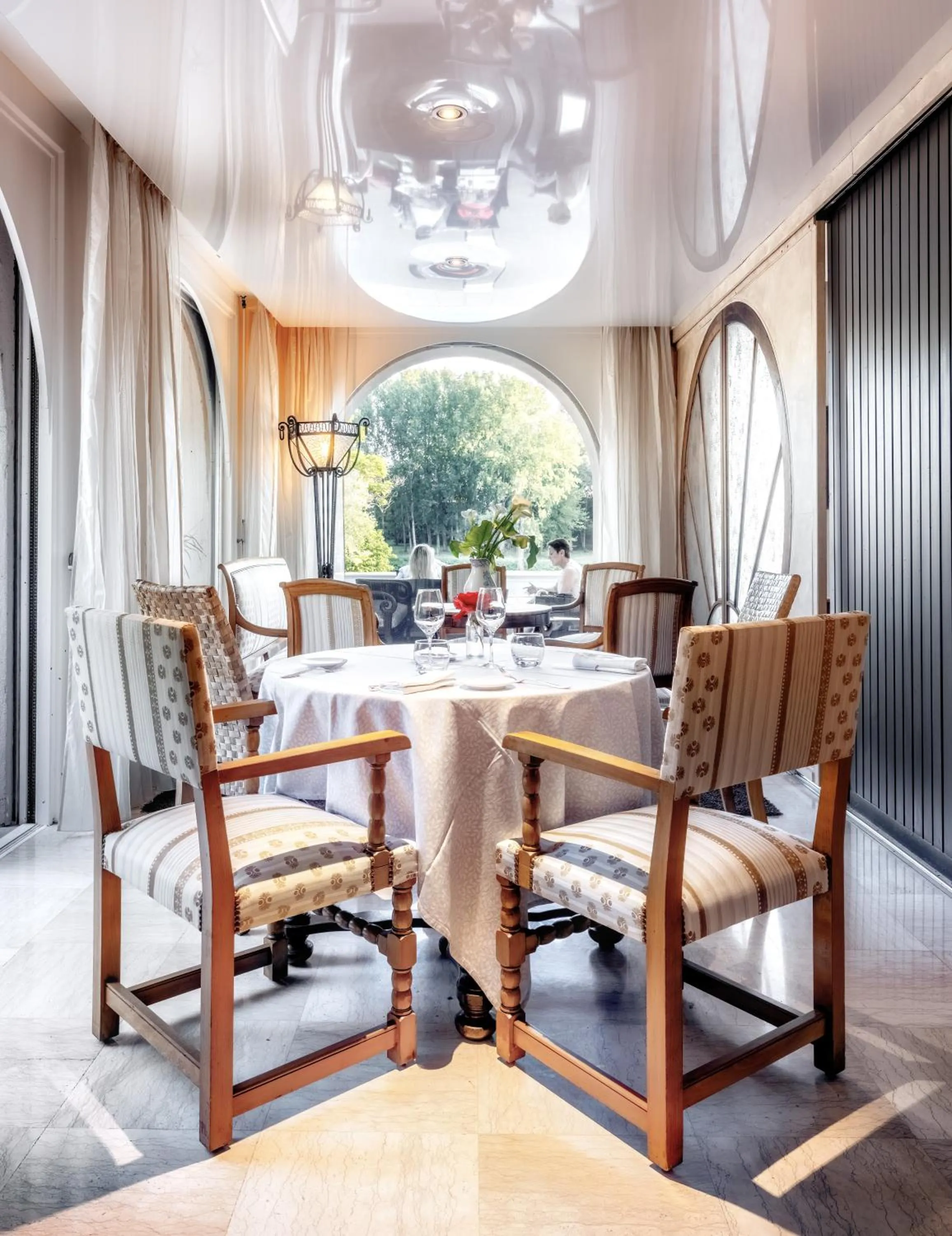 Lounge or bar, Dining Area in Relais & Châteaux Hôtel La Réserve