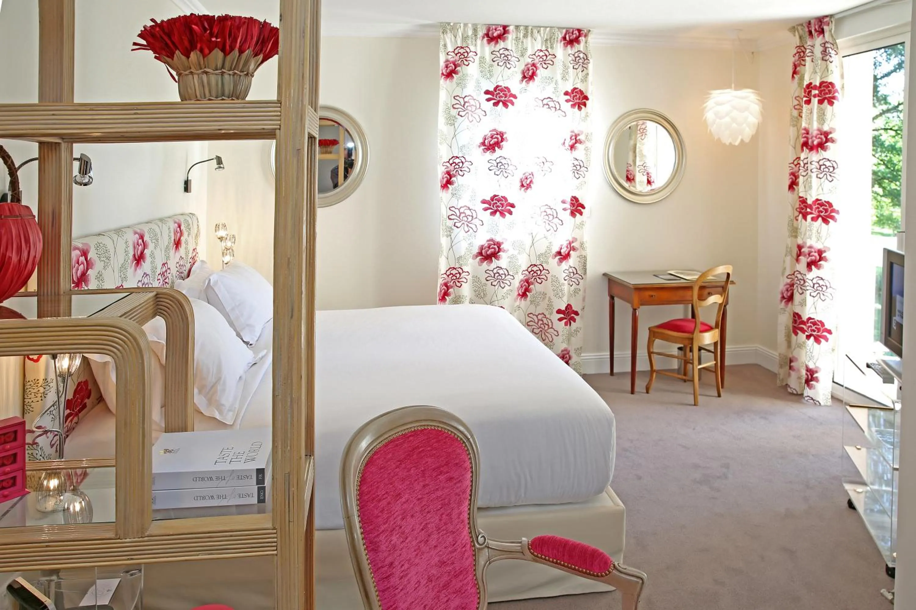 Bedroom, Bed in Relais & Châteaux Hôtel La Réserve