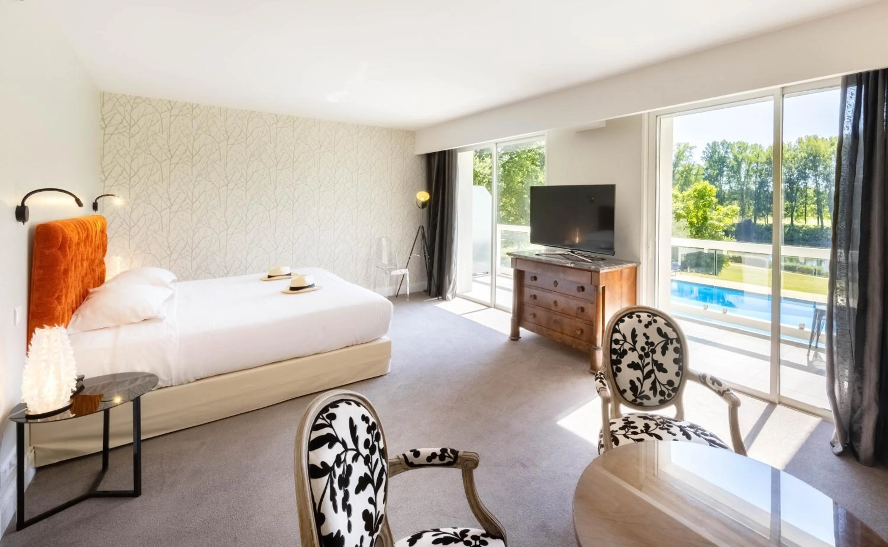 Bedroom, Bed in Relais & Châteaux Hôtel La Réserve