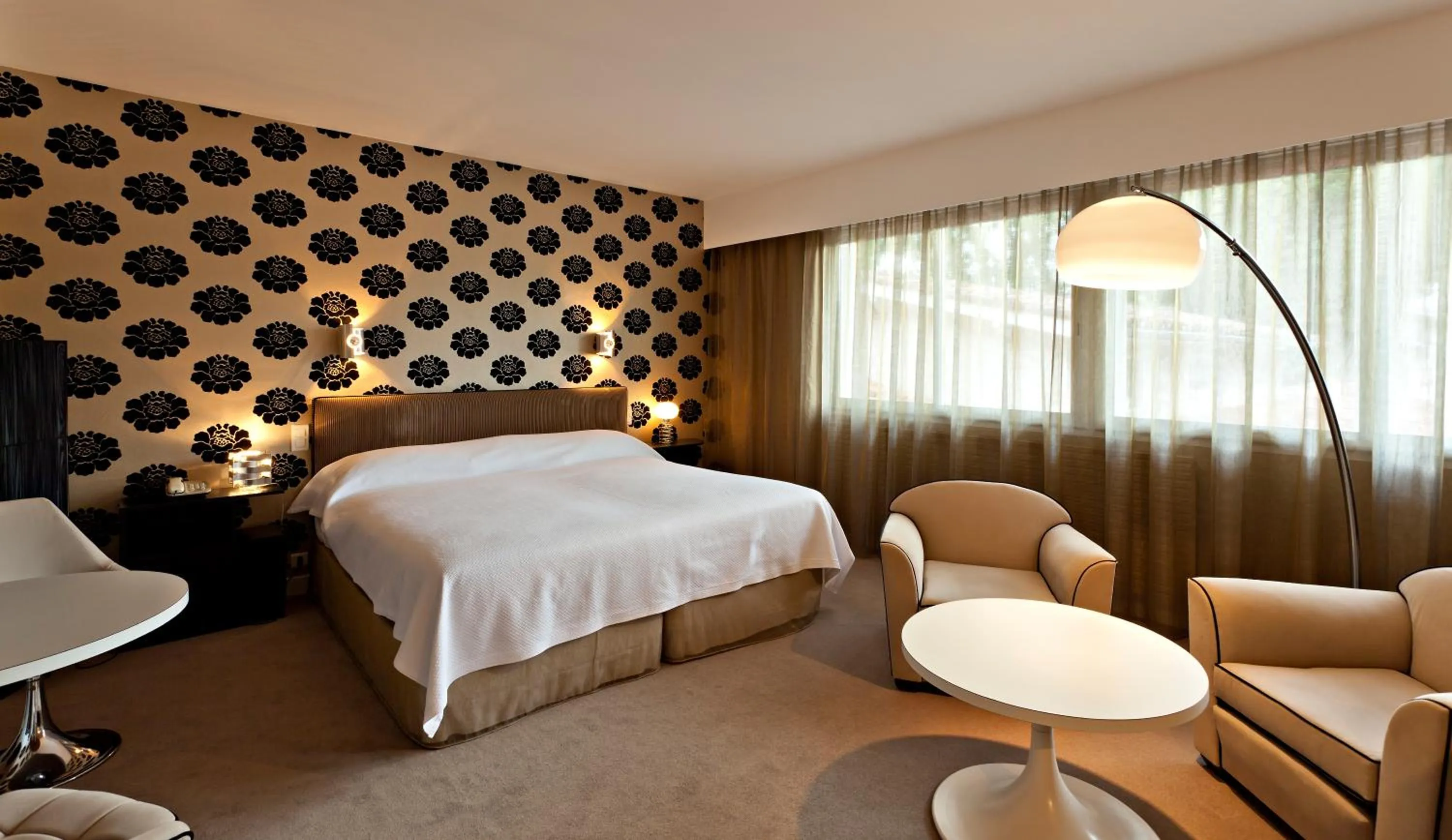 Living room, Bed in Relais & Châteaux Hôtel La Réserve