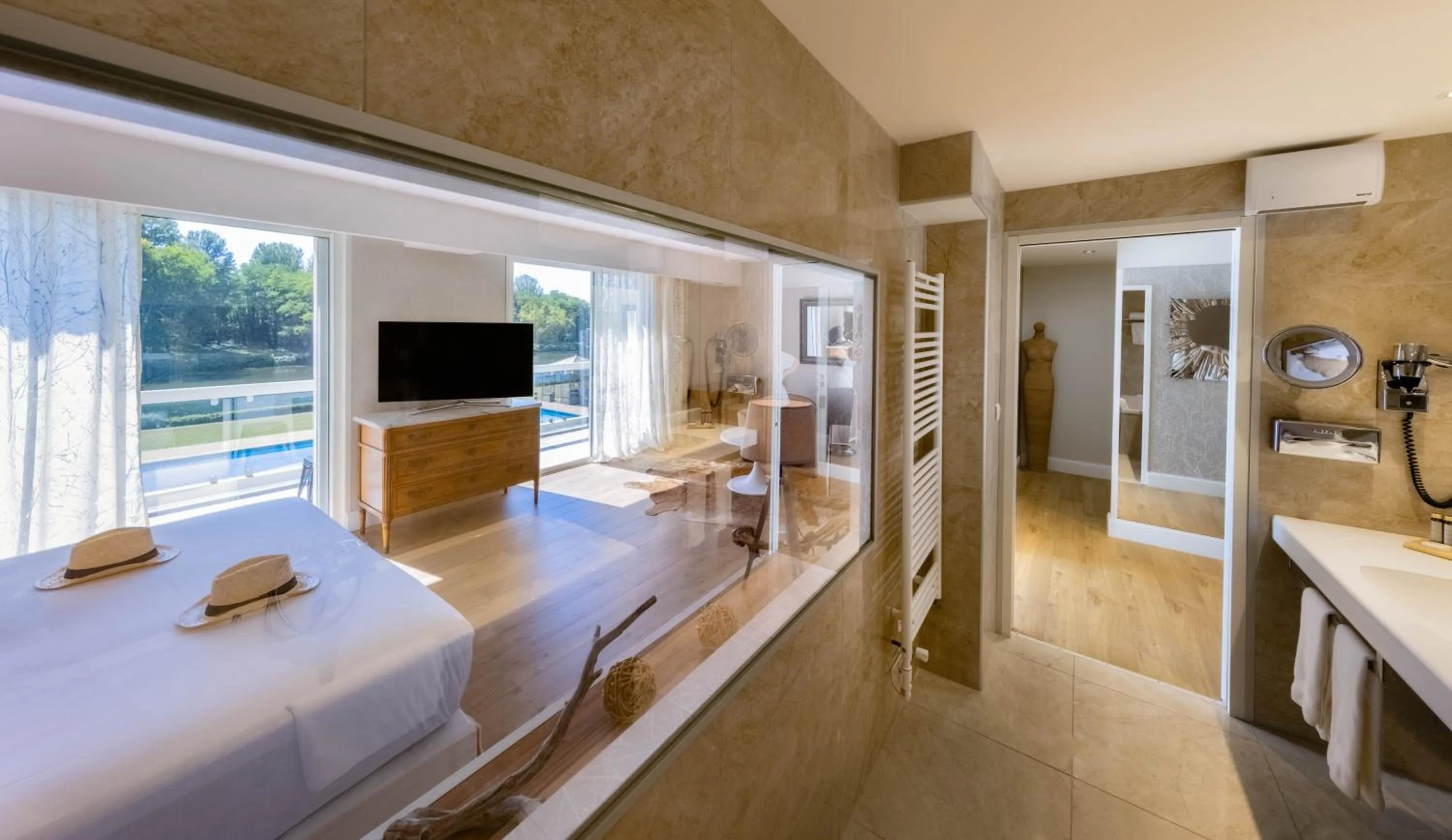 Bedroom, Bed in Relais & Châteaux Hôtel La Réserve