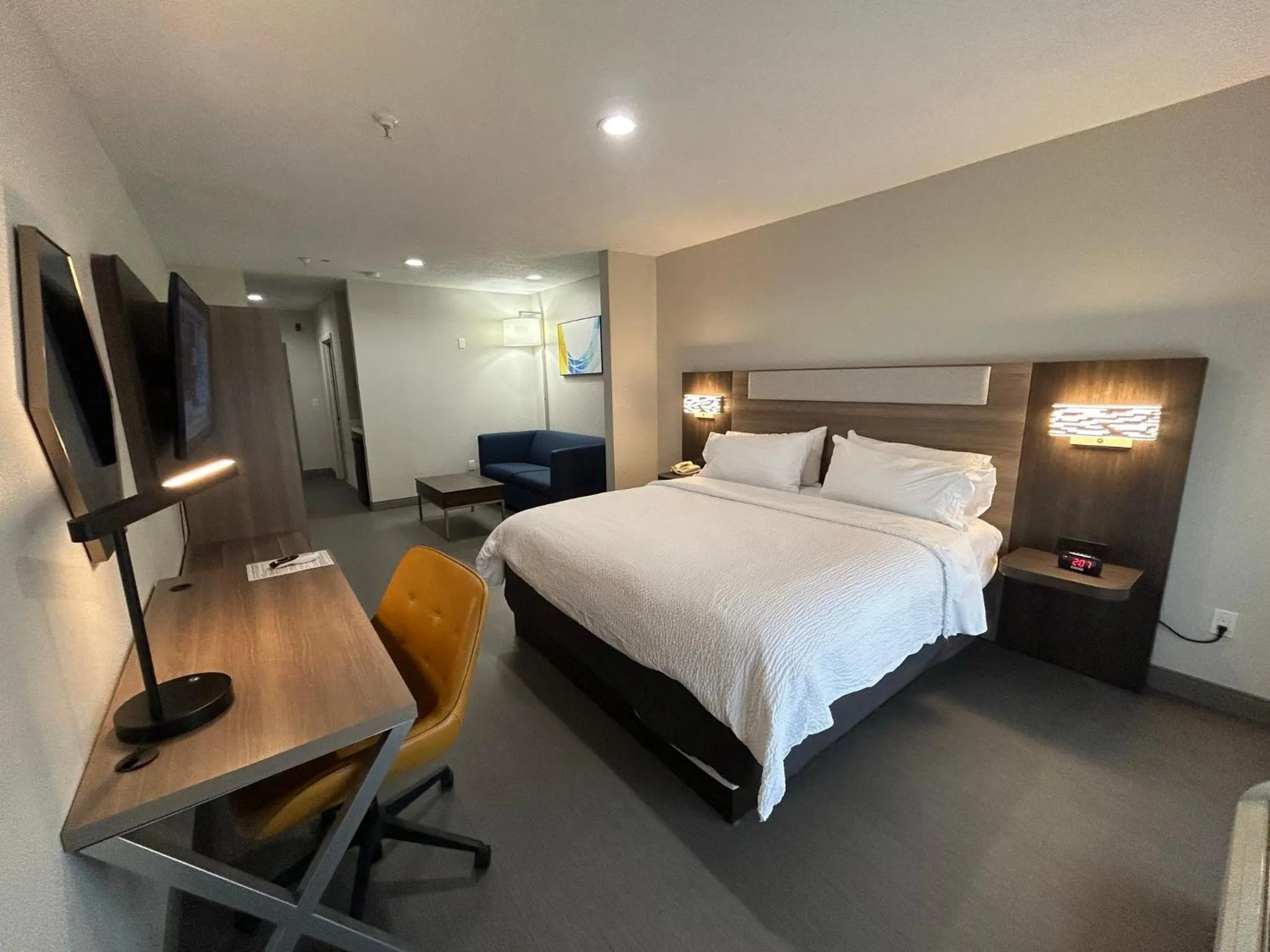 Photo of the whole room, Bed in Holiday Inn Express Hotels Grants - Milan by IHG