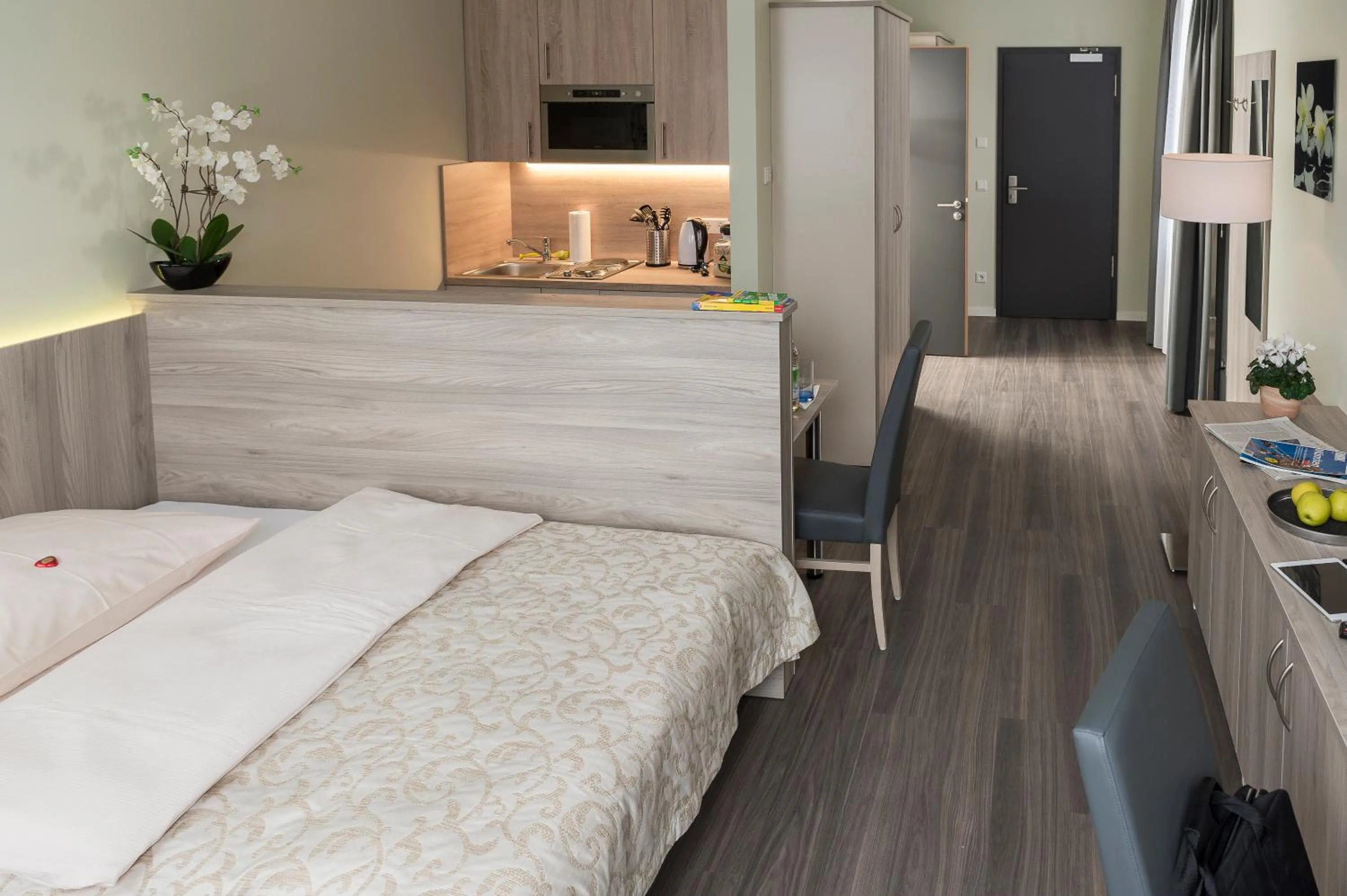 Photo of the whole room, Bed in SVG Boardinghaus