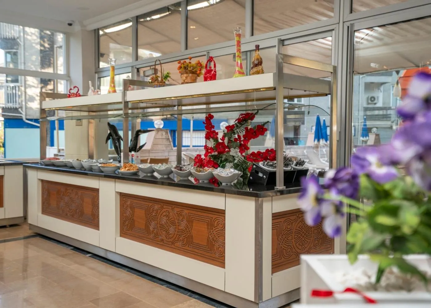 Food and drinks in Carmen Suite Hotel