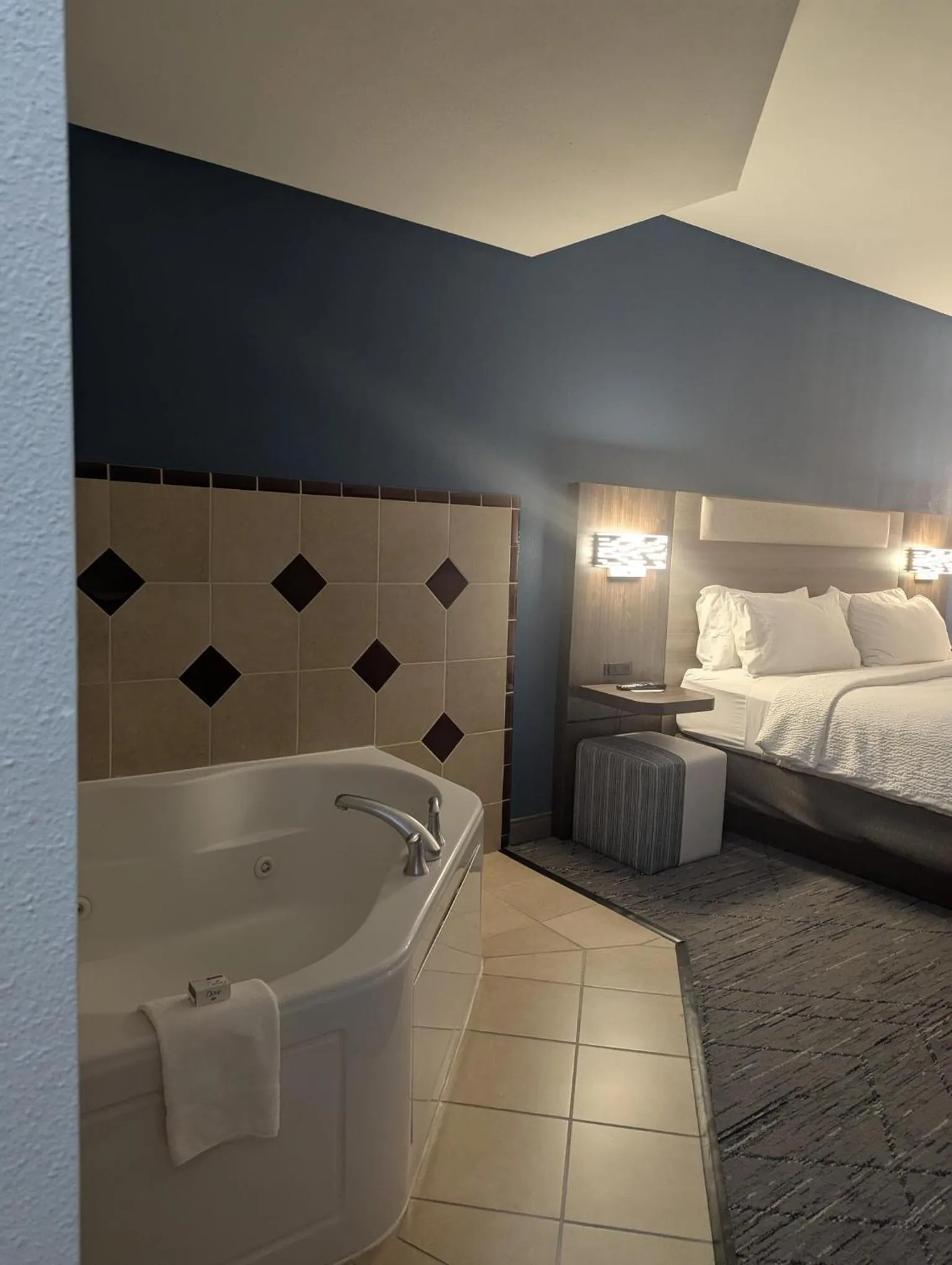 Bedroom, Bed in Holiday Inn Express Hotel & Suites Loveland by IHG