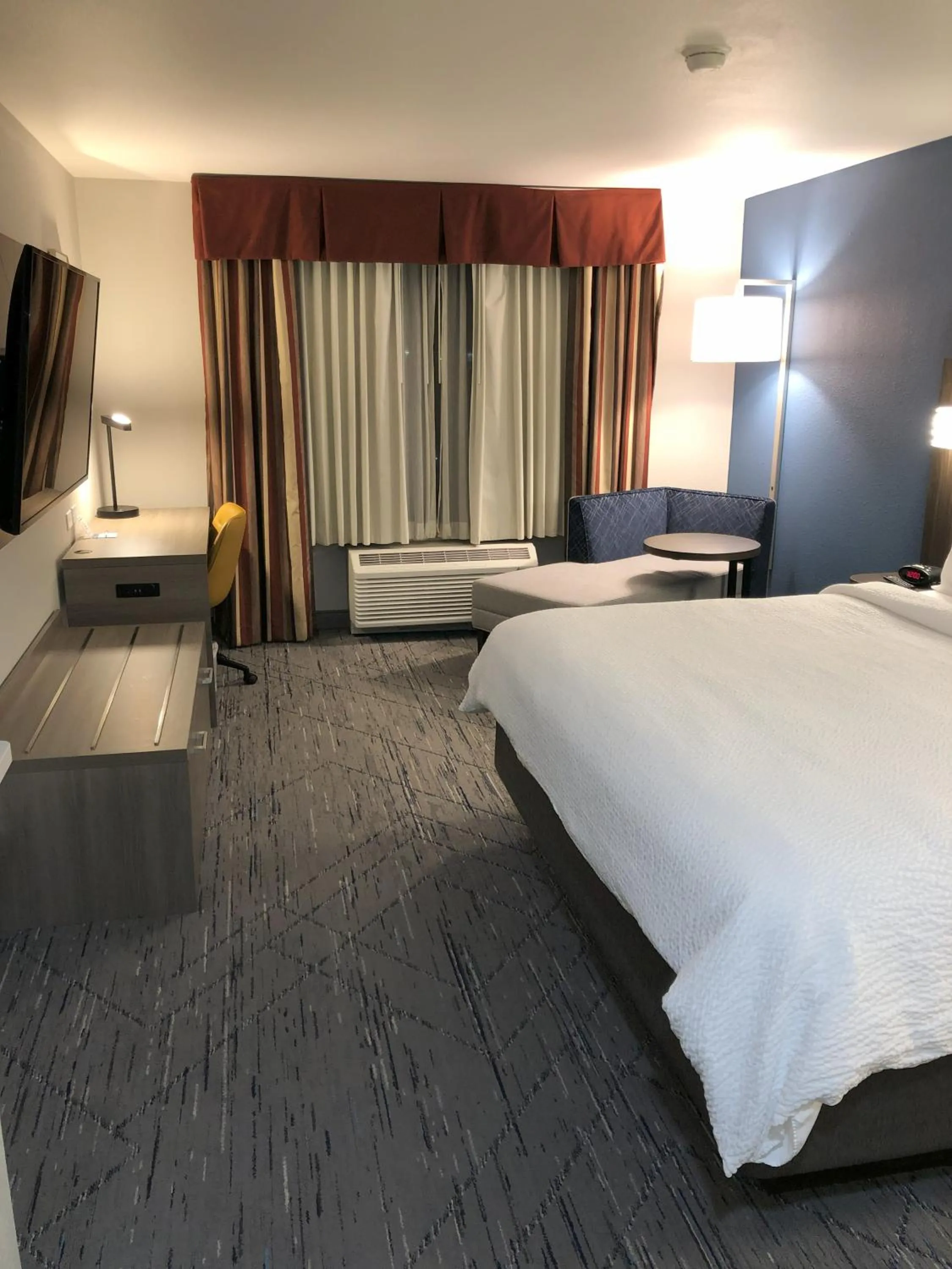 Bed in Holiday Inn Express Hotel & Suites Loveland by IHG