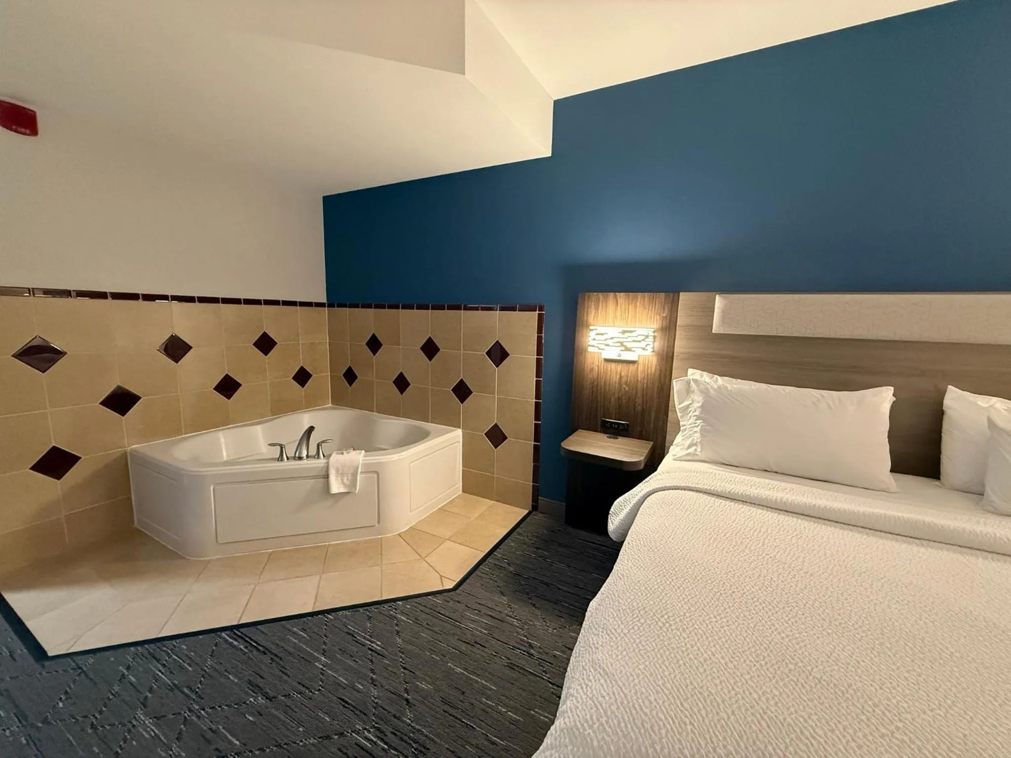 Bedroom, Bed in Holiday Inn Express Hotel & Suites Loveland by IHG
