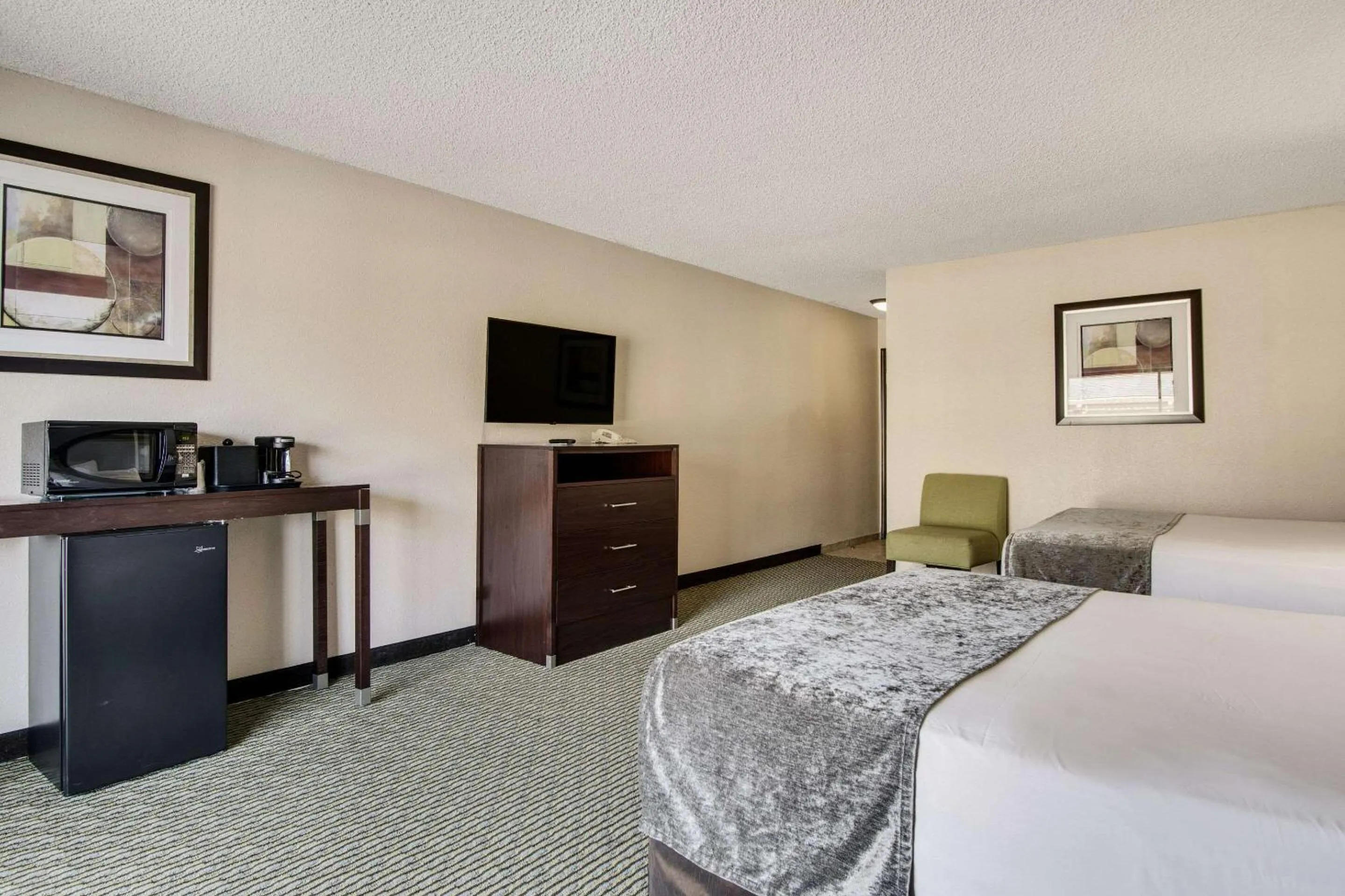 Bedroom in Rodeway Inn & Suites Portland - Jantzen Beach