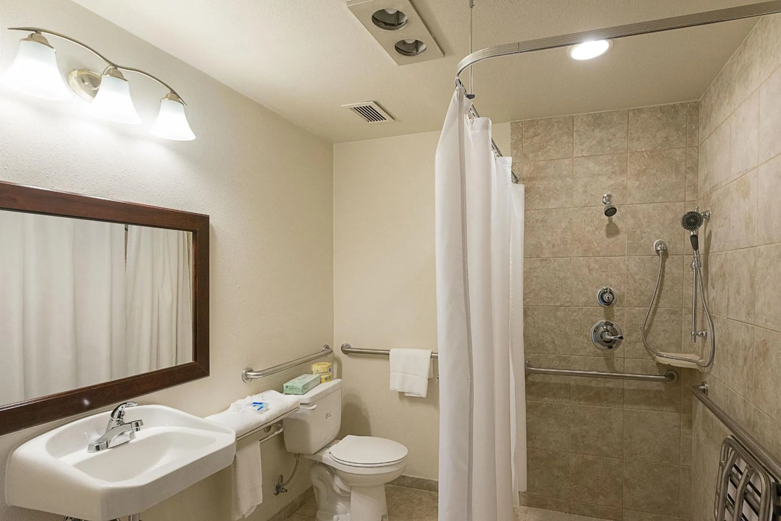 Shower in Rodeway Inn & Suites Portland - Jantzen Beach