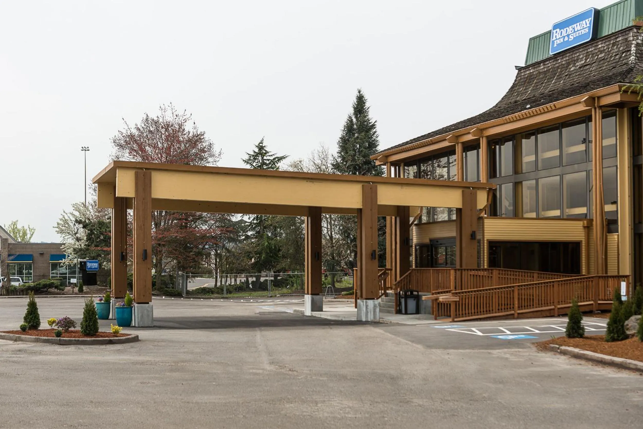 Property building in Rodeway Inn & Suites Portland - Jantzen Beach