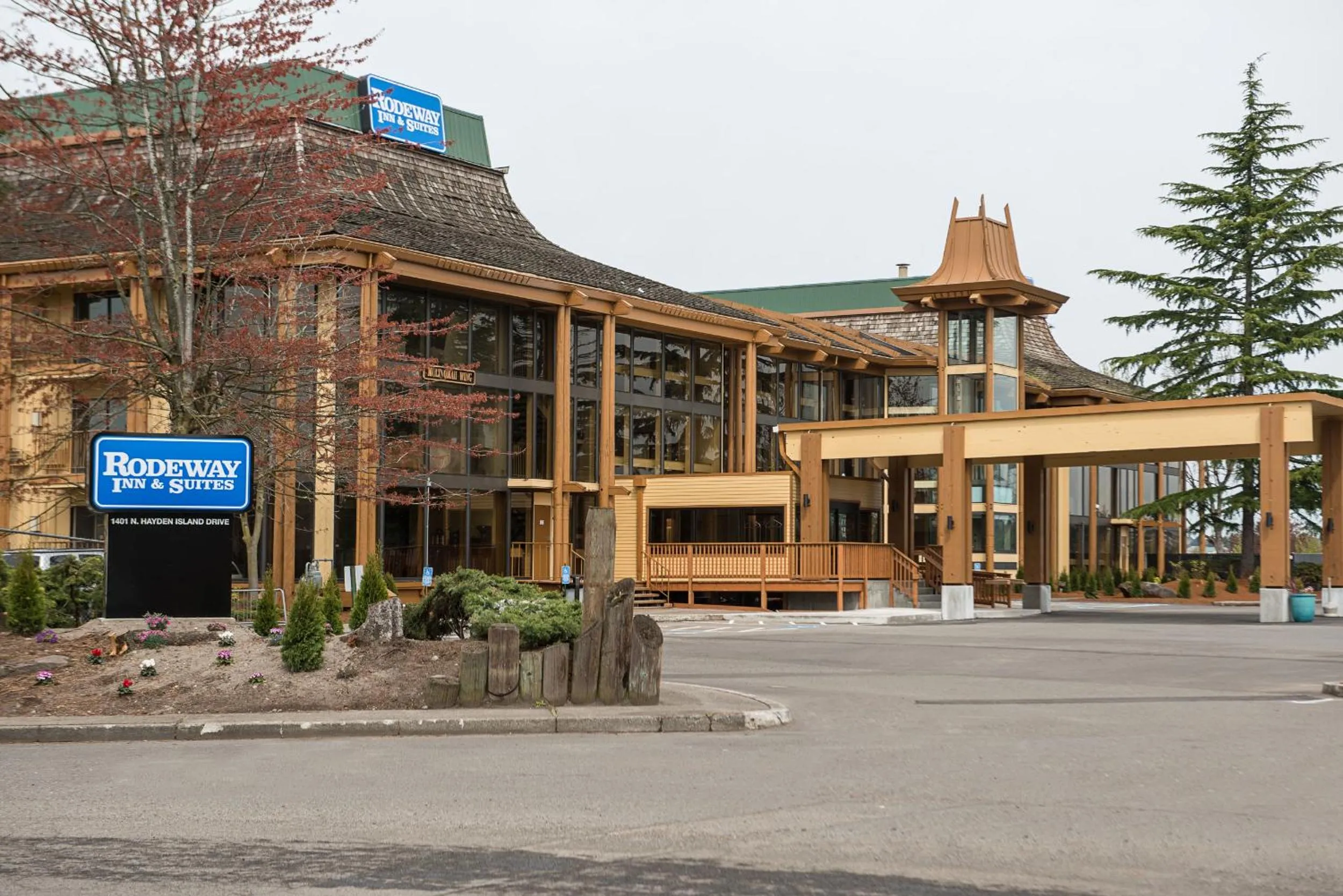 Property logo or sign in Rodeway Inn & Suites Portland - Jantzen Beach