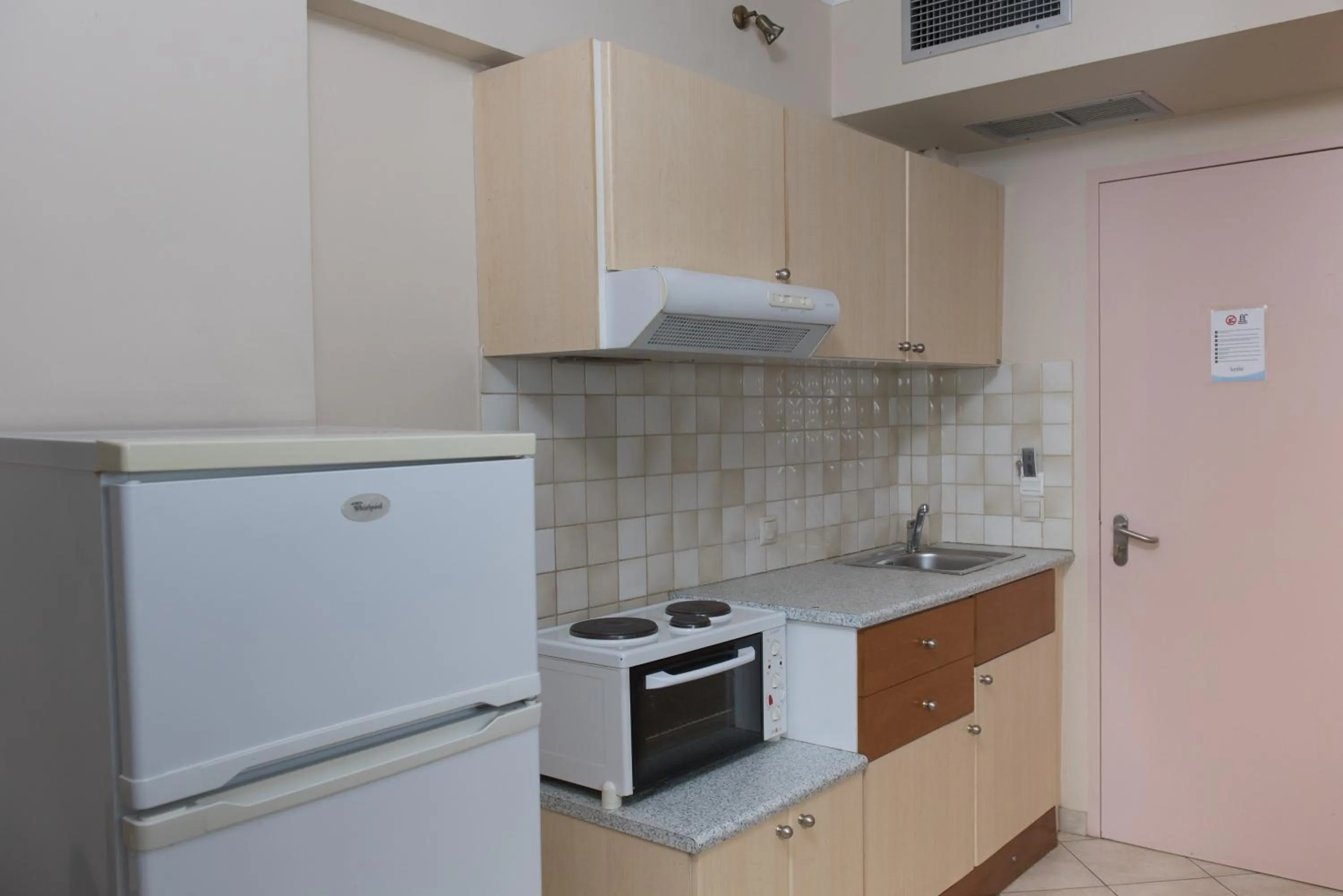 Kitchen or kitchenette in Sun Rise Hotel Apartments