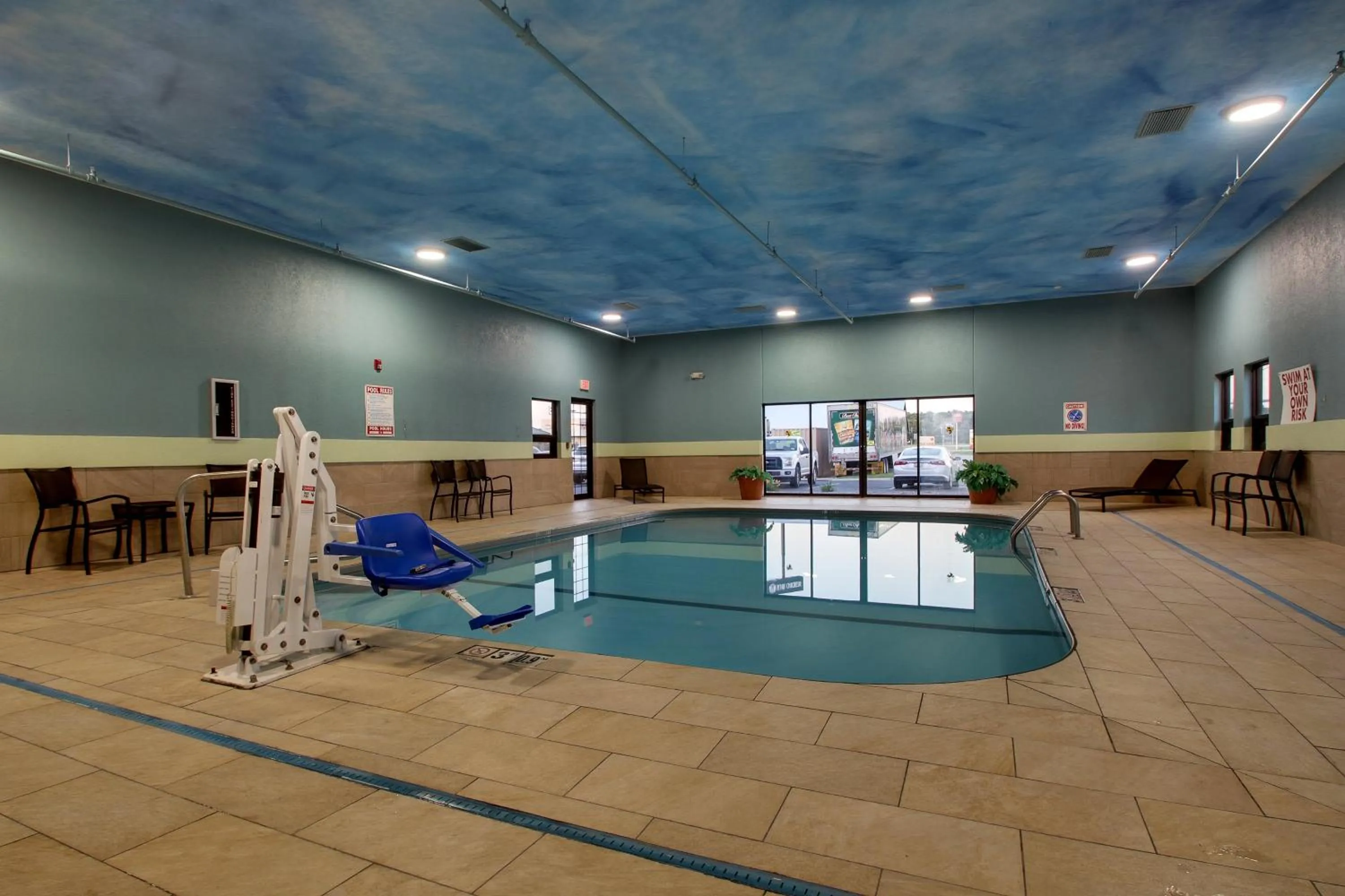 Swimming pool in Holiday Inn Express Hotel & Suites Lebanon by IHG