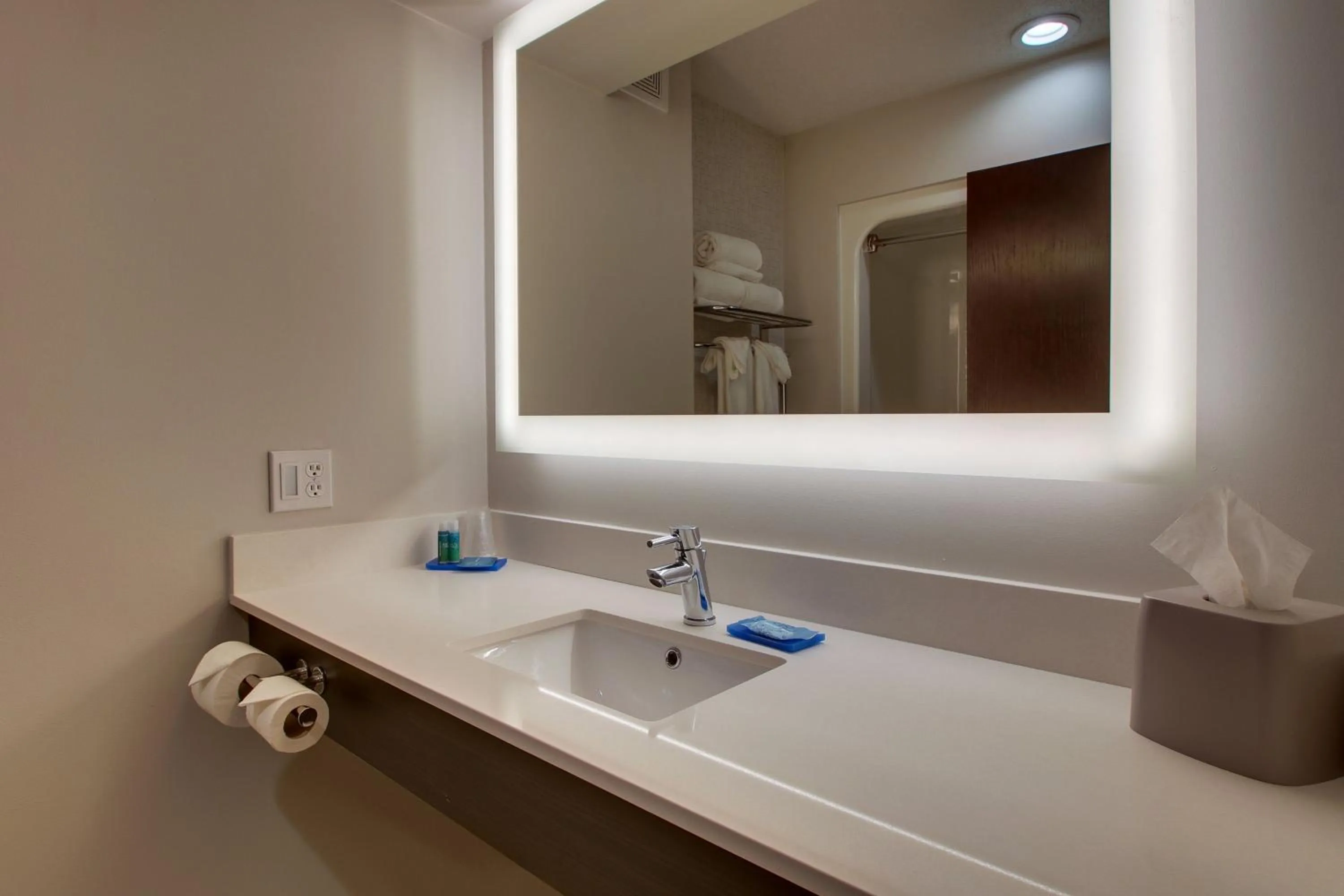 Photo of the whole room in Holiday Inn Express Hotel & Suites Lebanon by IHG