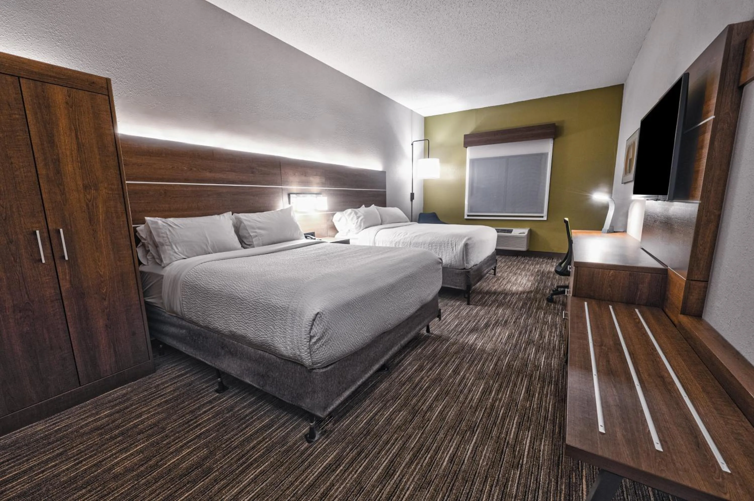 Photo of the whole room, Bed in Holiday Inn Express Hotel & Suites Goshen by IHG