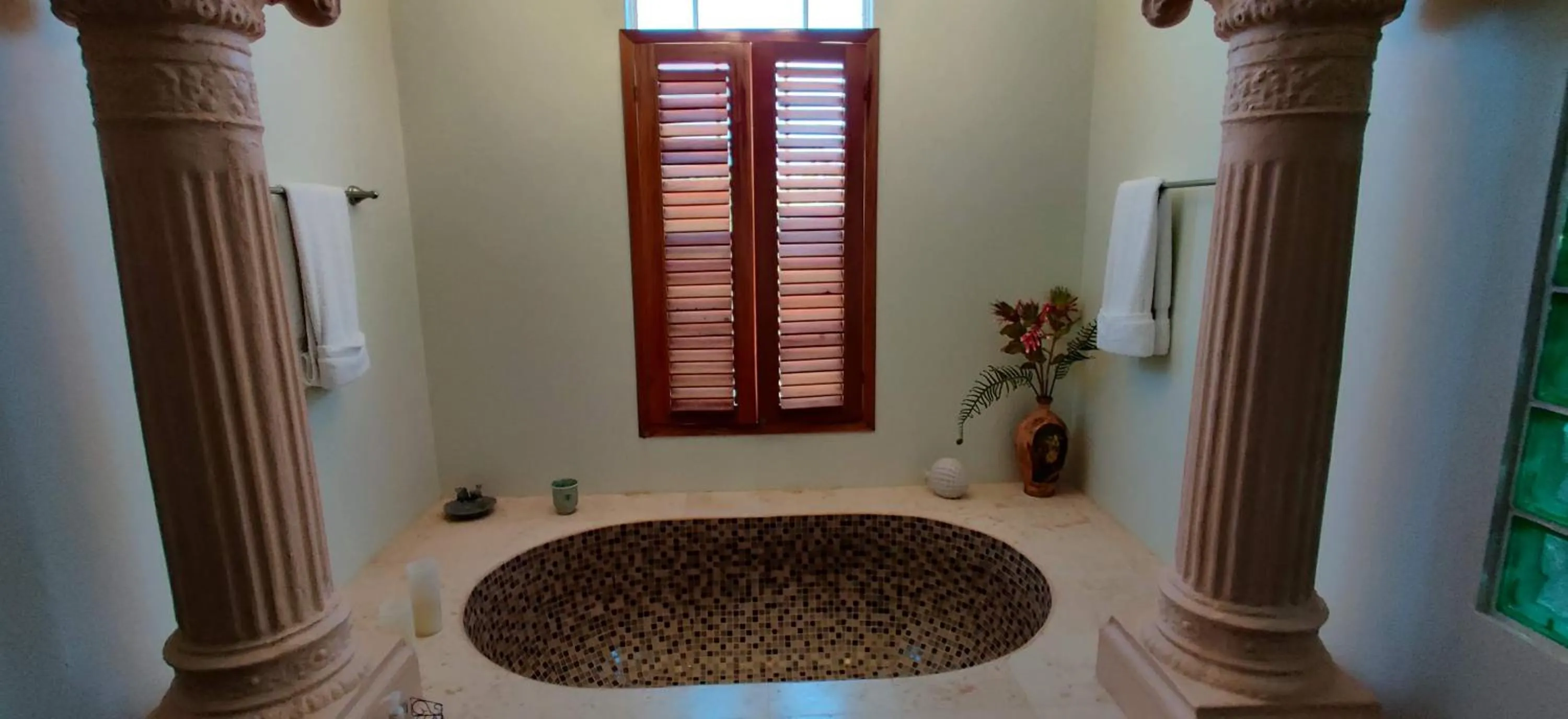 Bathroom in The Crimson Orchid Inn at Orchid Bay