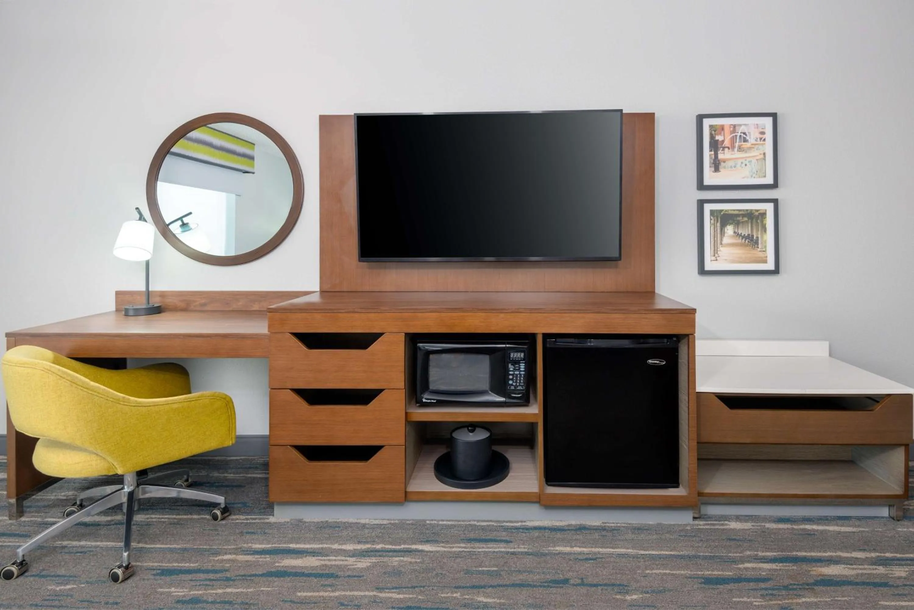 Bedroom in Hampton Inn Petersburg - Southpark Mall