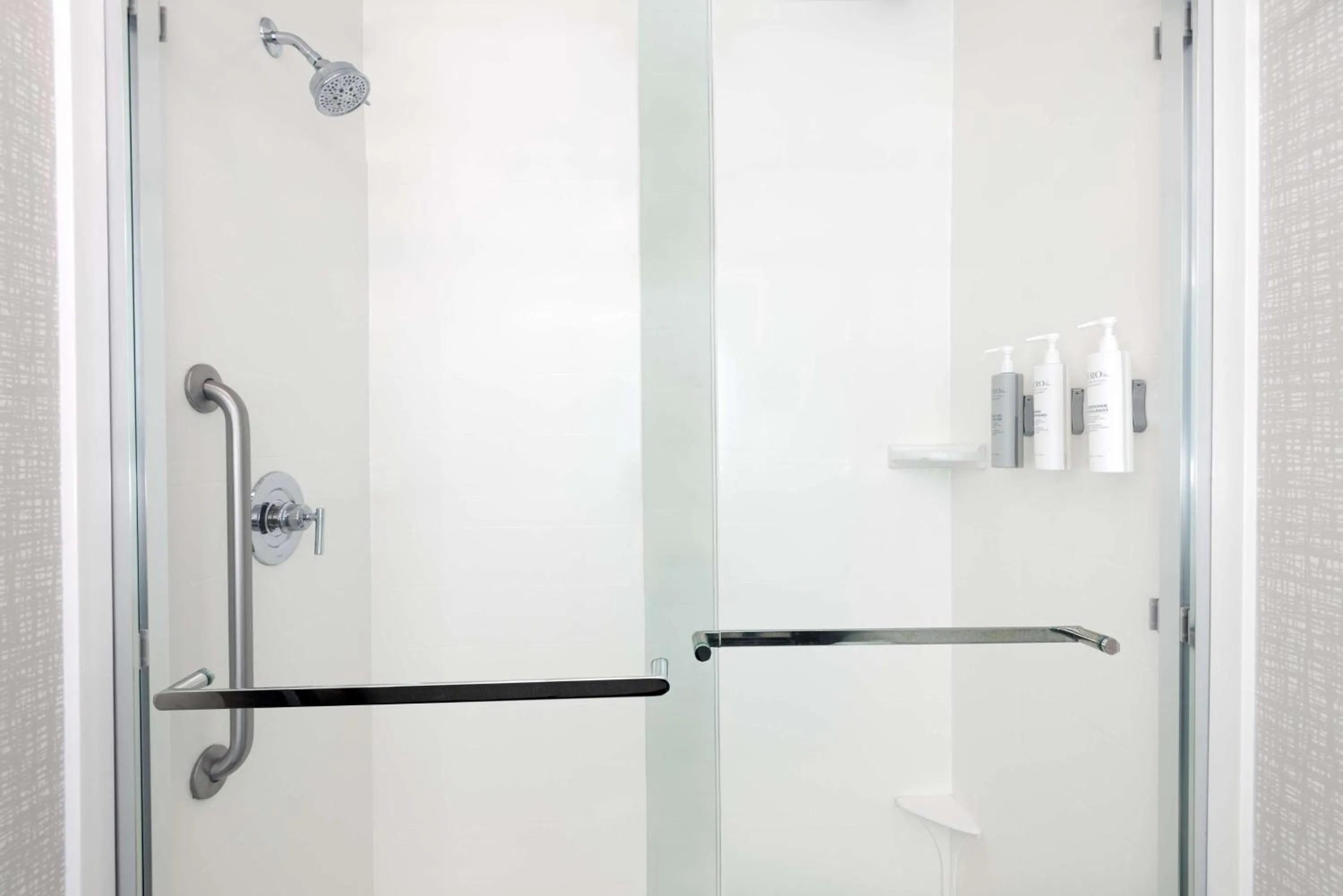 Bathroom in Hampton Inn Petersburg - Southpark Mall