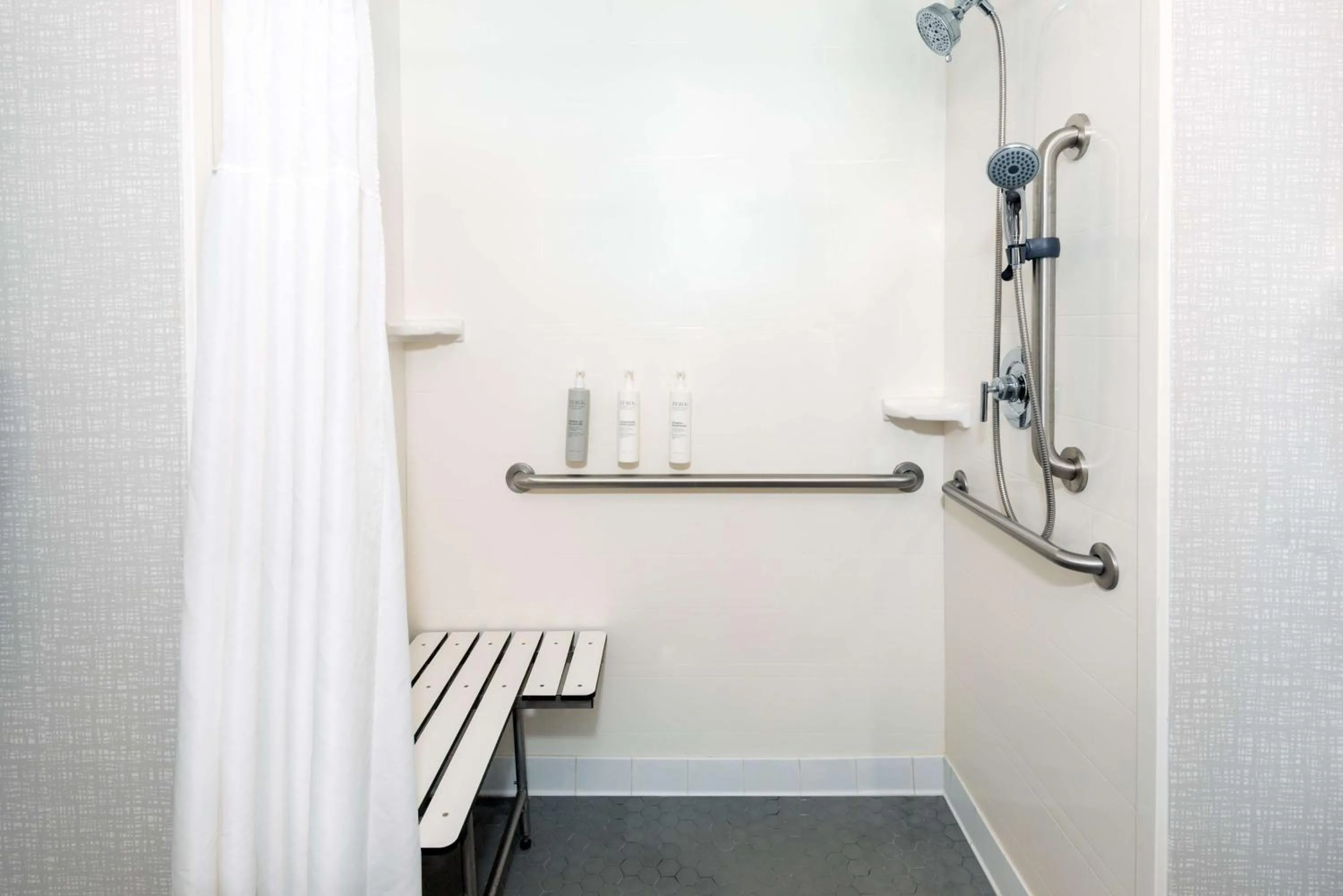 Bathroom in Hampton Inn Petersburg - Southpark Mall