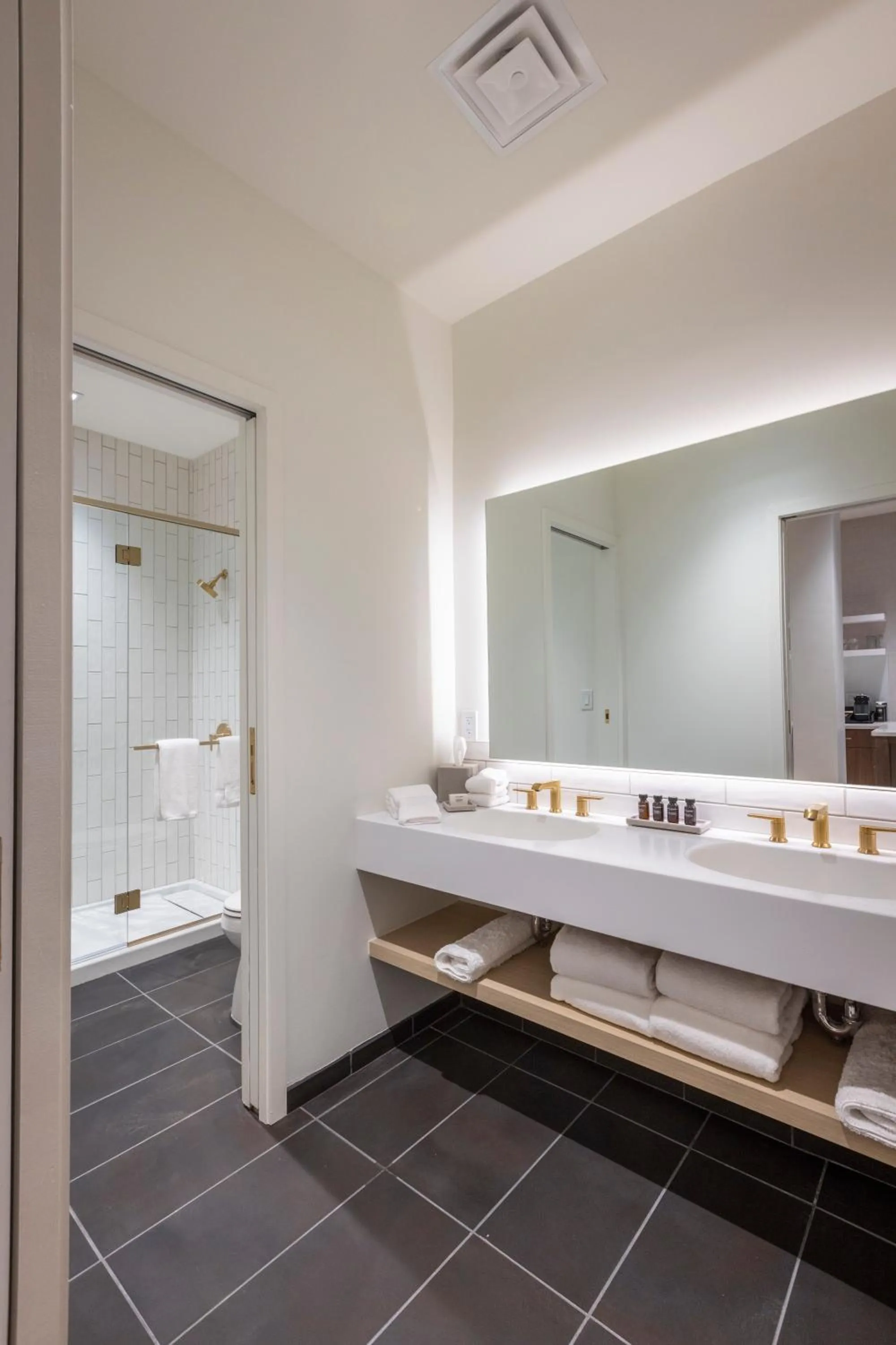 Bathroom in Hotel Covington Cincinnati Riverfront