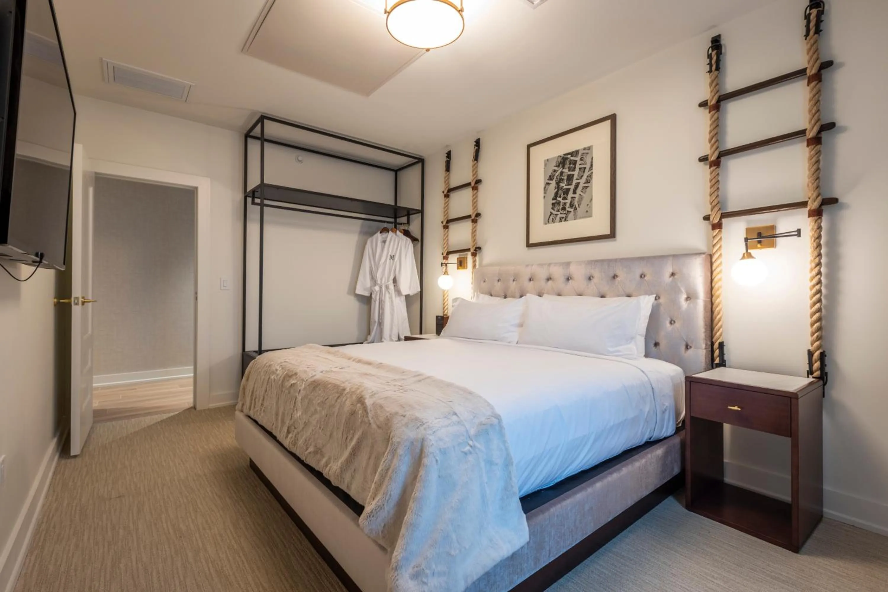 Bed in Hotel Covington Cincinnati Riverfront