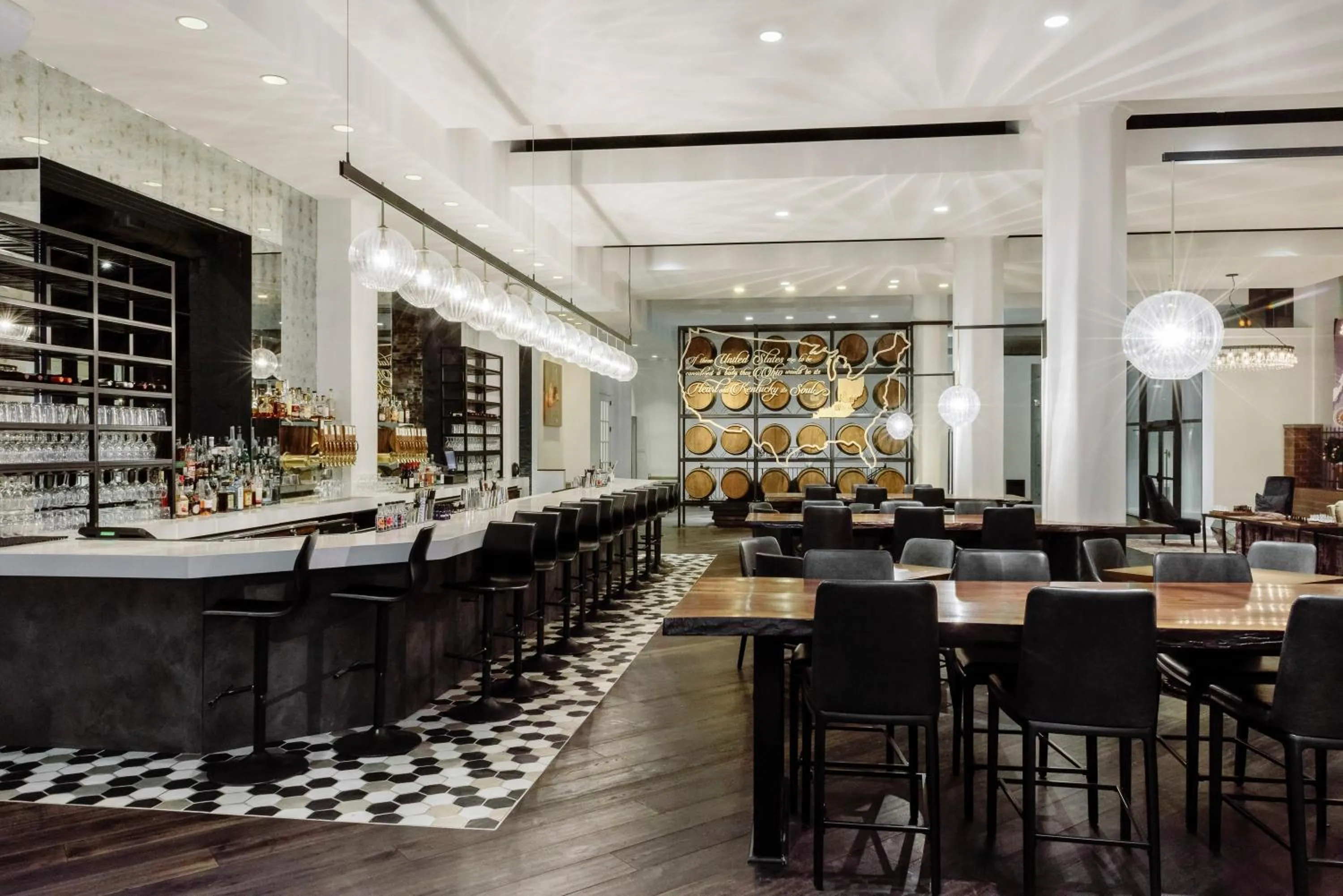 Lounge or bar in Hotel Covington Cincinnati Riverfront