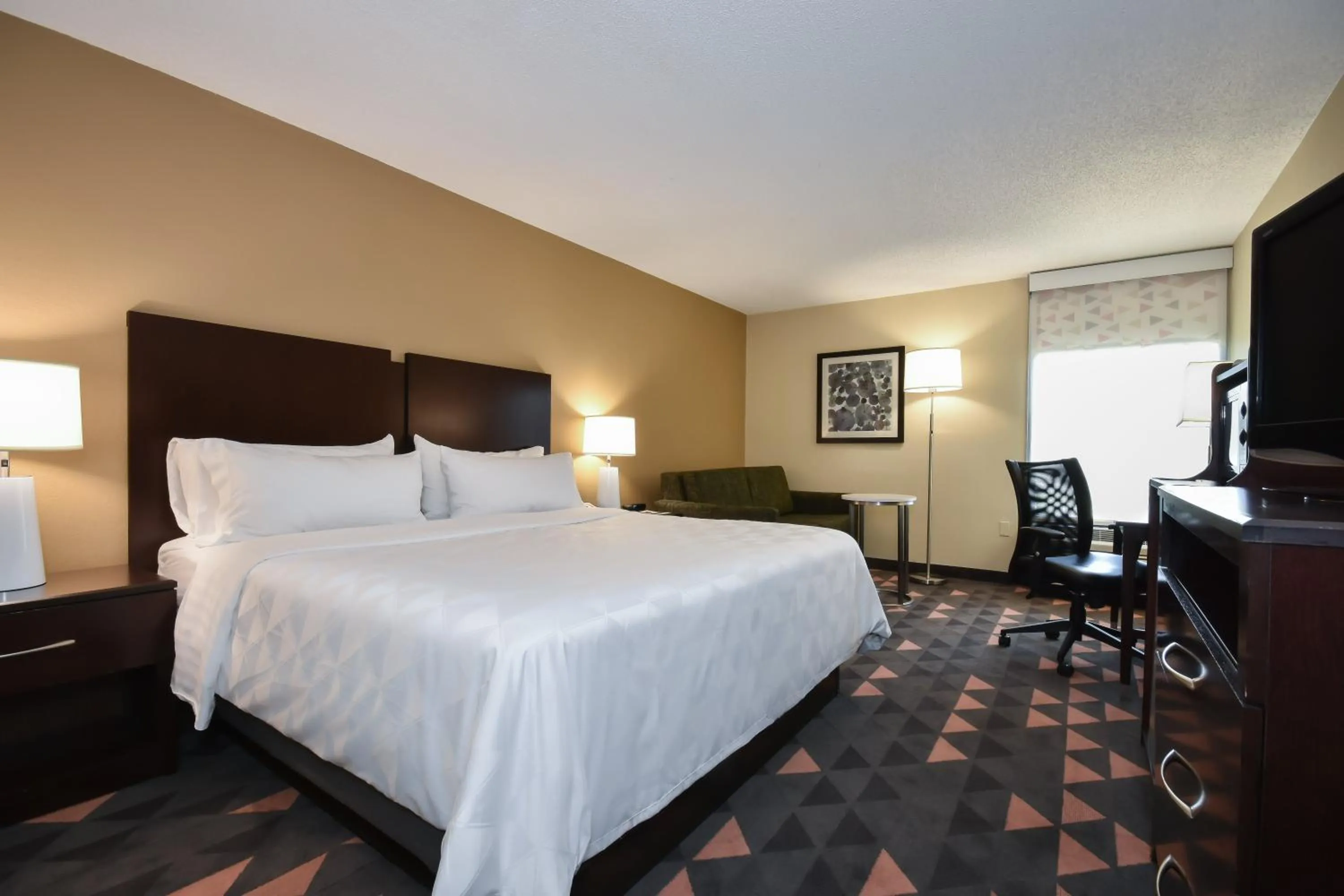 Photo of the whole room, Bed in Holiday Inn Lumberton by IHG