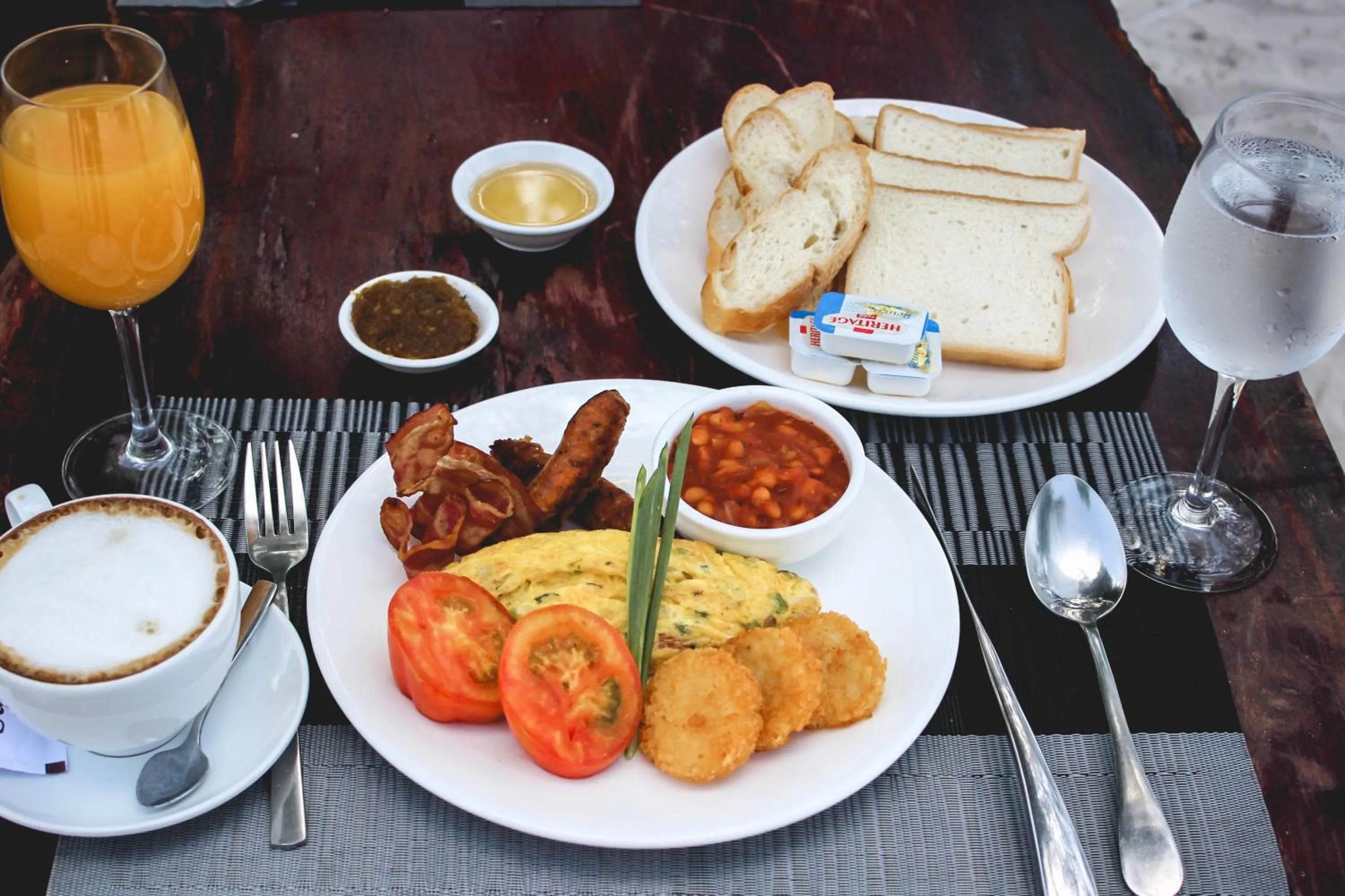 Restaurant/places to eat in Long Set Resort