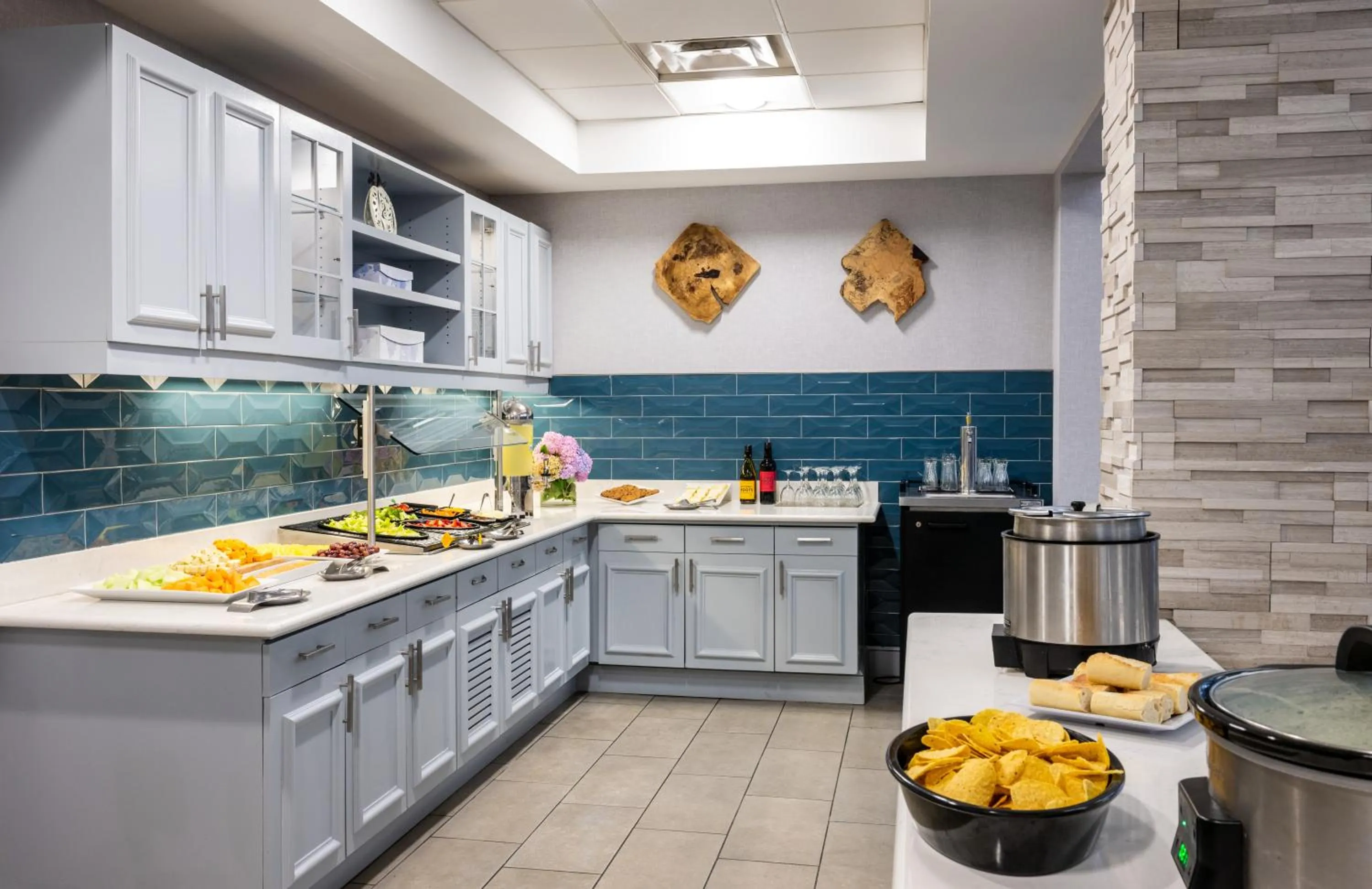Food and drinks in Homewood Suites by Hilton Pittsburgh-Southpointe