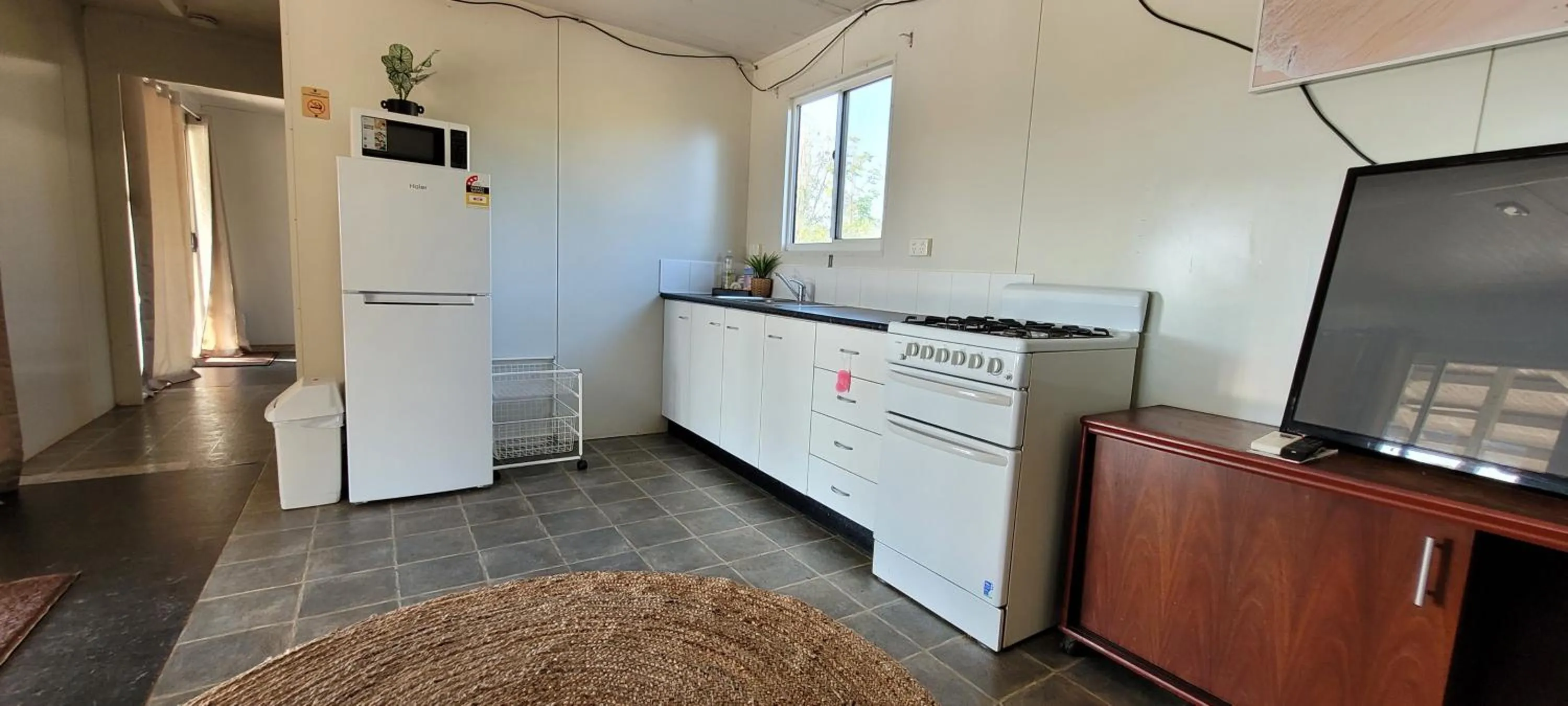 Kitchen or kitchenette in AAOK Lakes Resort and Caravan Park