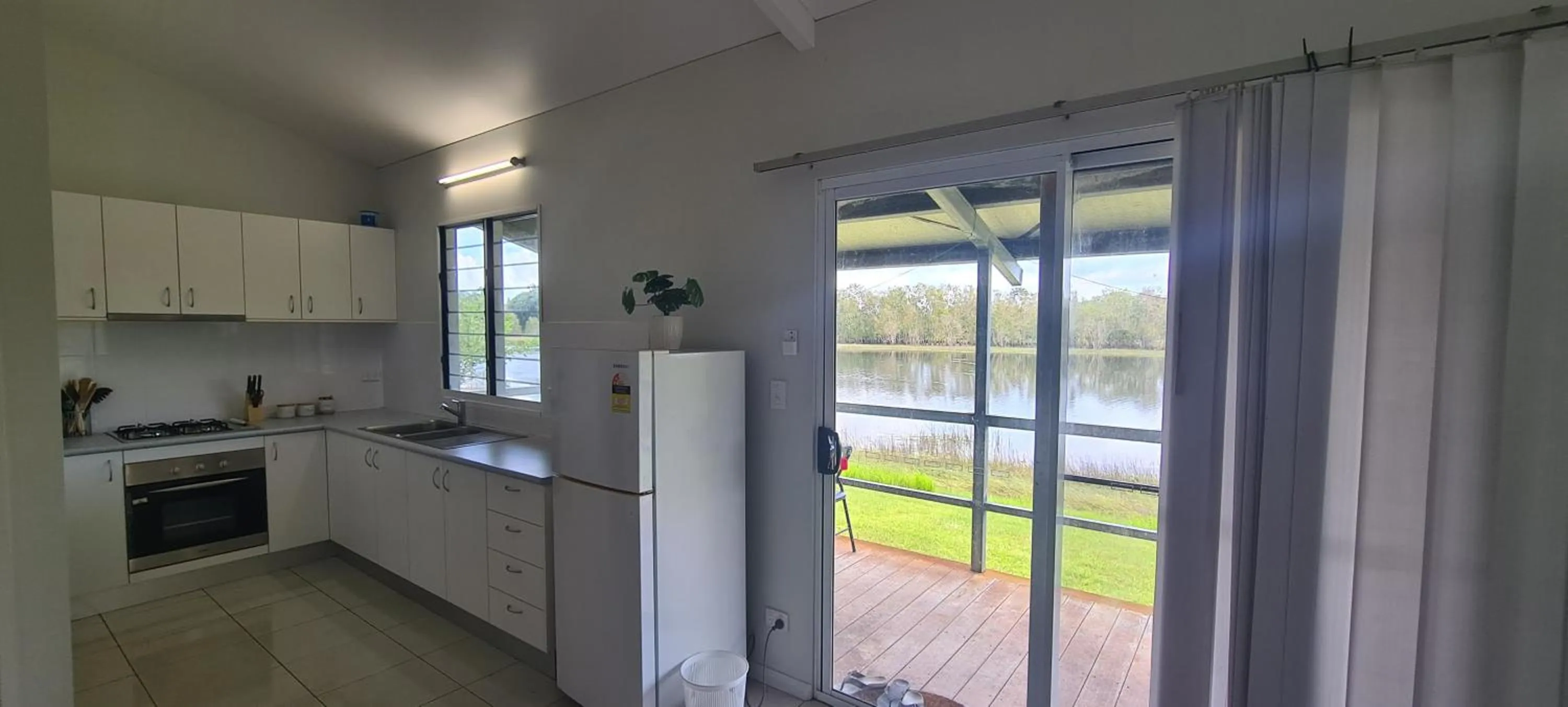 Kitchen or kitchenette in AAOK Lakes Resort and Caravan Park